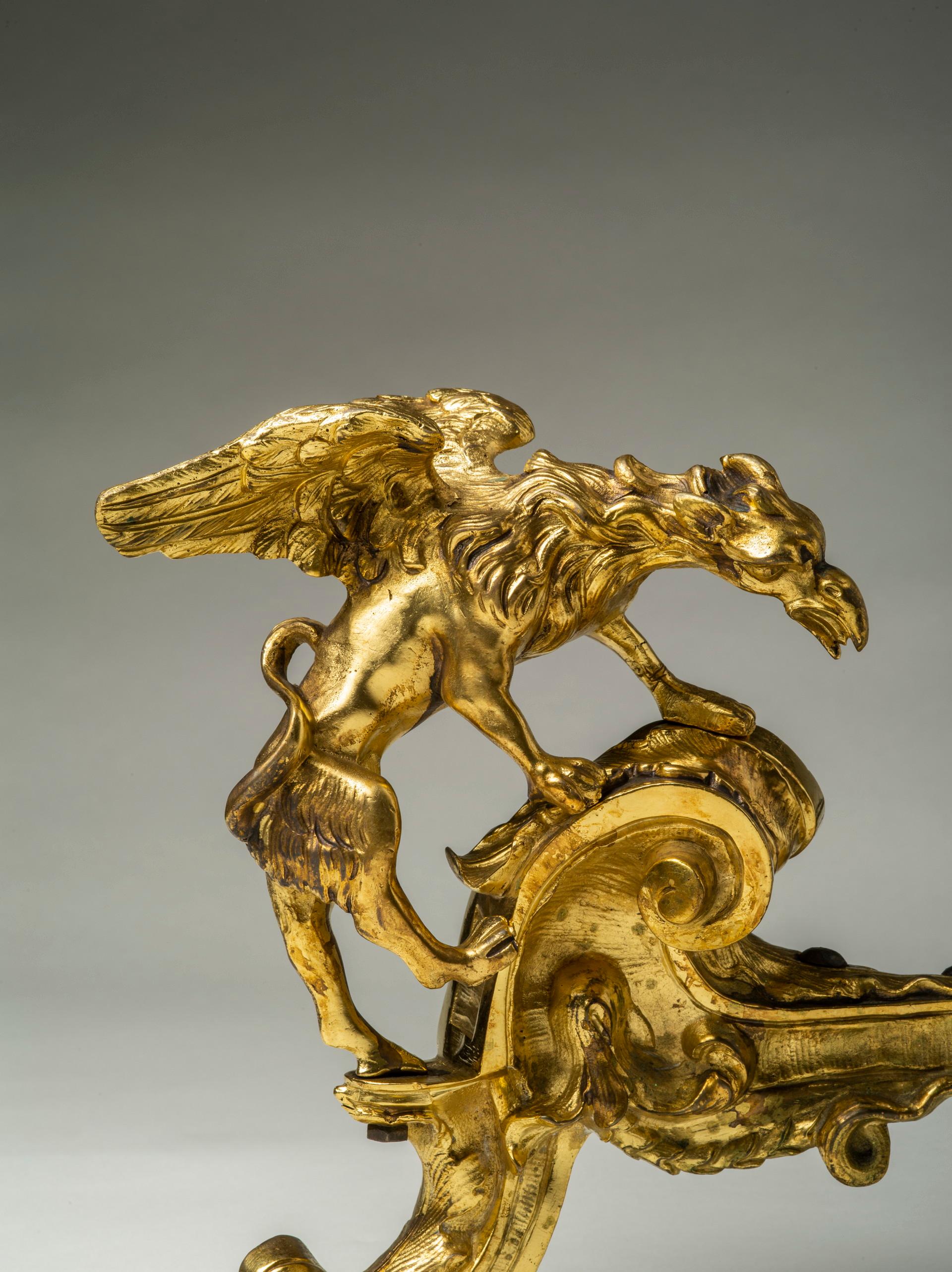 Français Rare paire de chenets en bronze doré de style Louis XIV en vente