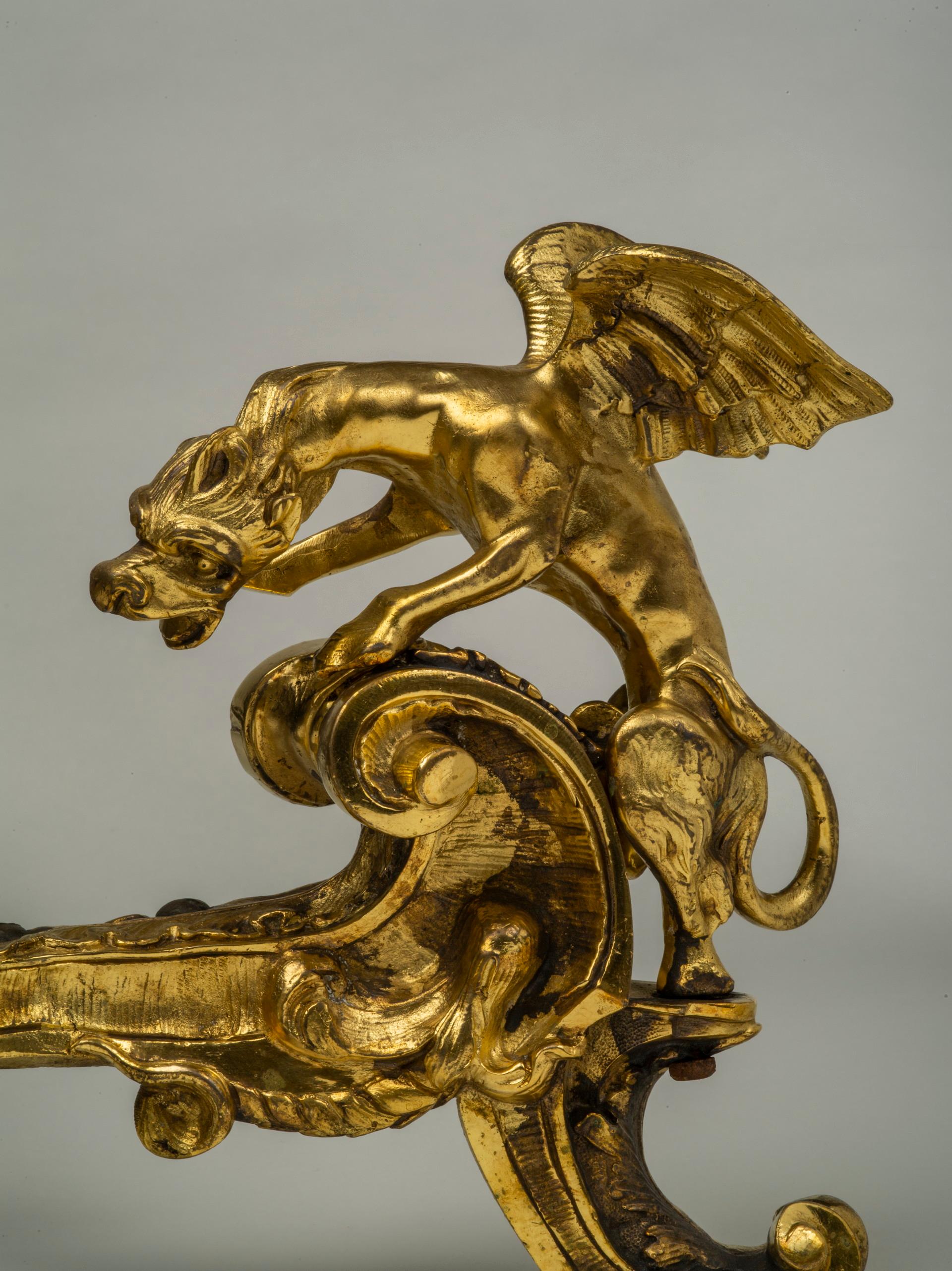 XVIIIe siècle et antérieur Rare paire de chenets en bronze doré de style Louis XIV en vente