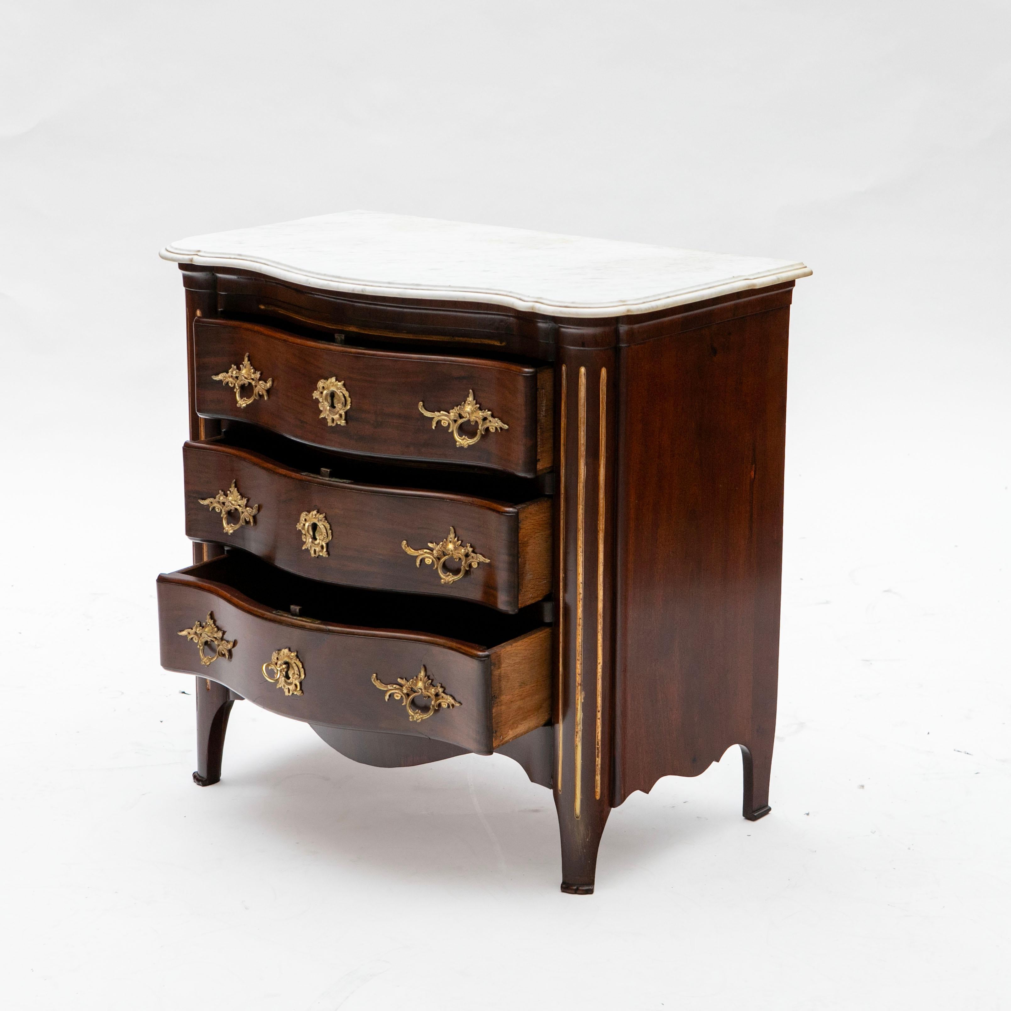 Seltenes Paar Louis-XVI-Kommoden aus Mahagoni mit Carrara-Marmorplatten, Altona im Angebot 2