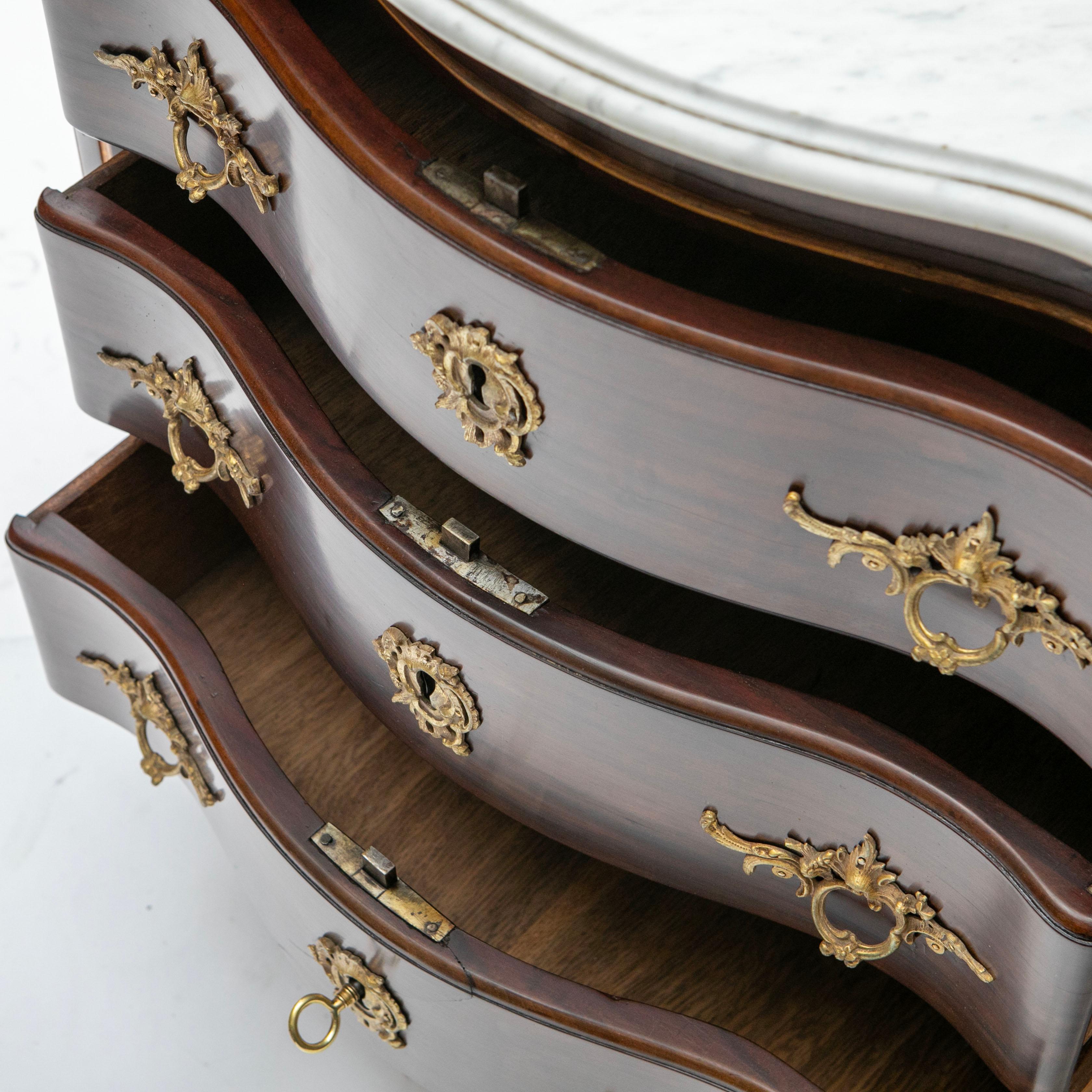 Seltenes Paar Louis-XVI-Kommoden aus Mahagoni mit Carrara-Marmorplatten, Altona im Angebot 3