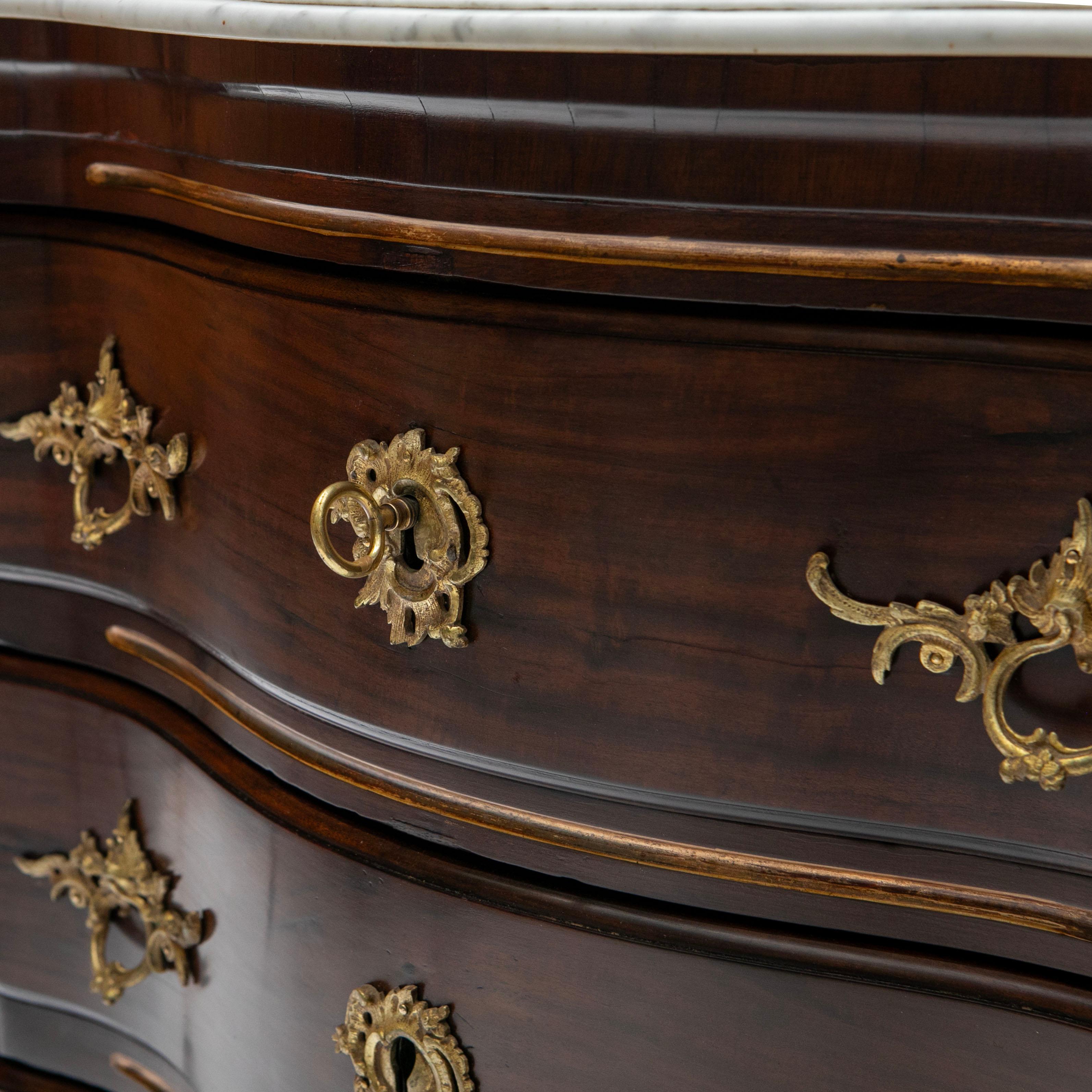 Seltenes Paar Louis-XVI-Kommoden aus Mahagoni mit Carrara-Marmorplatten, Altona im Angebot 4