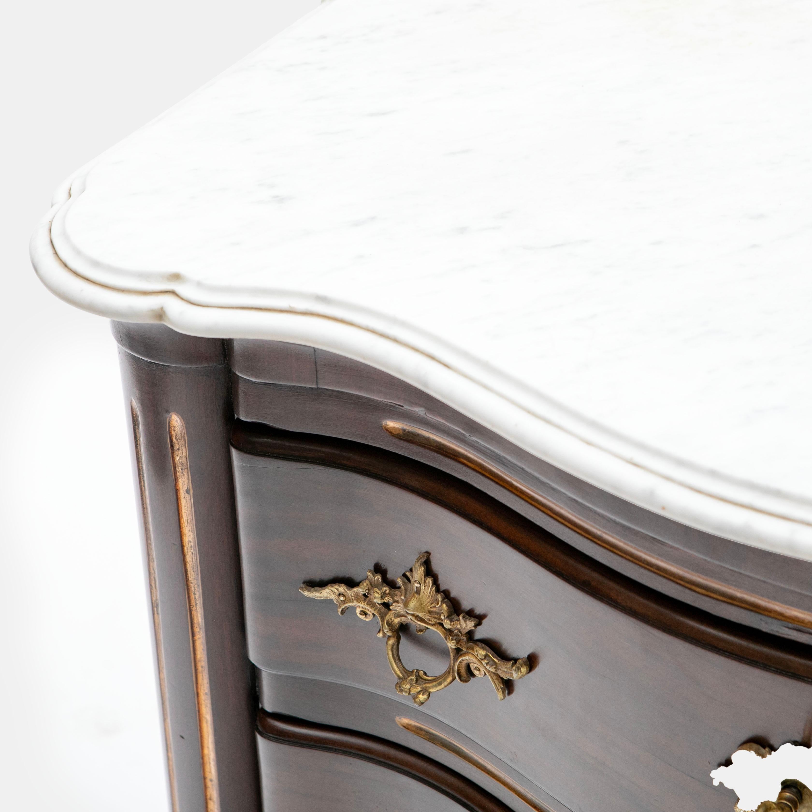 Seltenes Paar Louis-XVI-Kommoden aus Mahagoni mit Carrara-Marmorplatten, Altona im Angebot 5