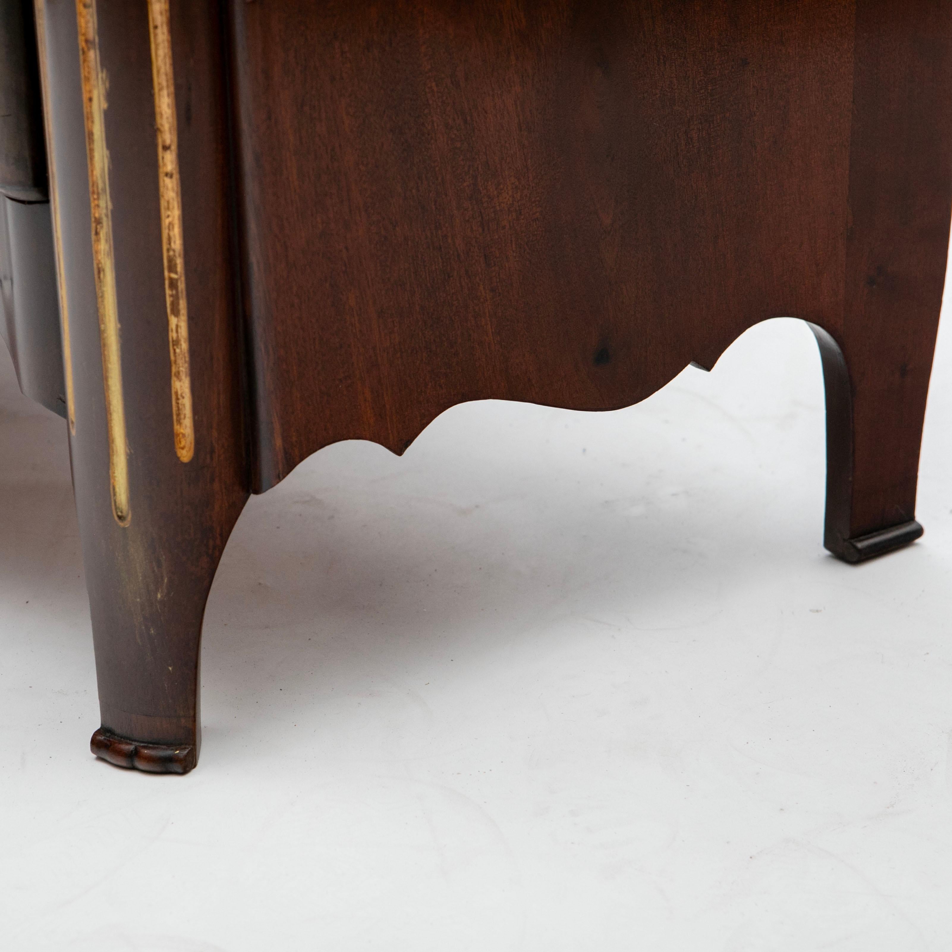 Seltenes Paar Louis-XVI-Kommoden aus Mahagoni mit Carrara-Marmorplatten, Altona im Angebot 6