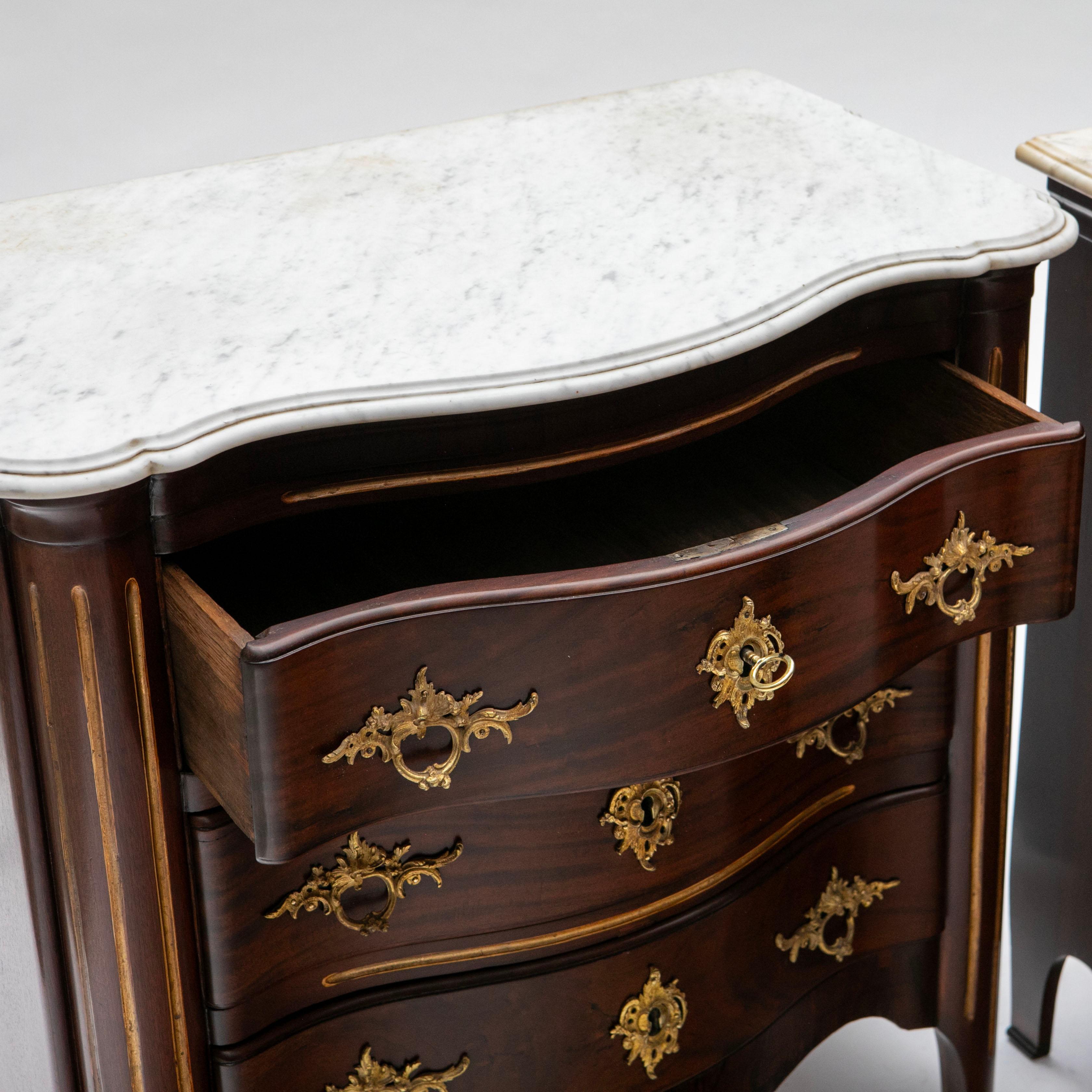 Seltenes Paar Louis-XVI-Kommoden aus Mahagoni mit Carrara-Marmorplatten, Altona (Louis XVI.) im Angebot