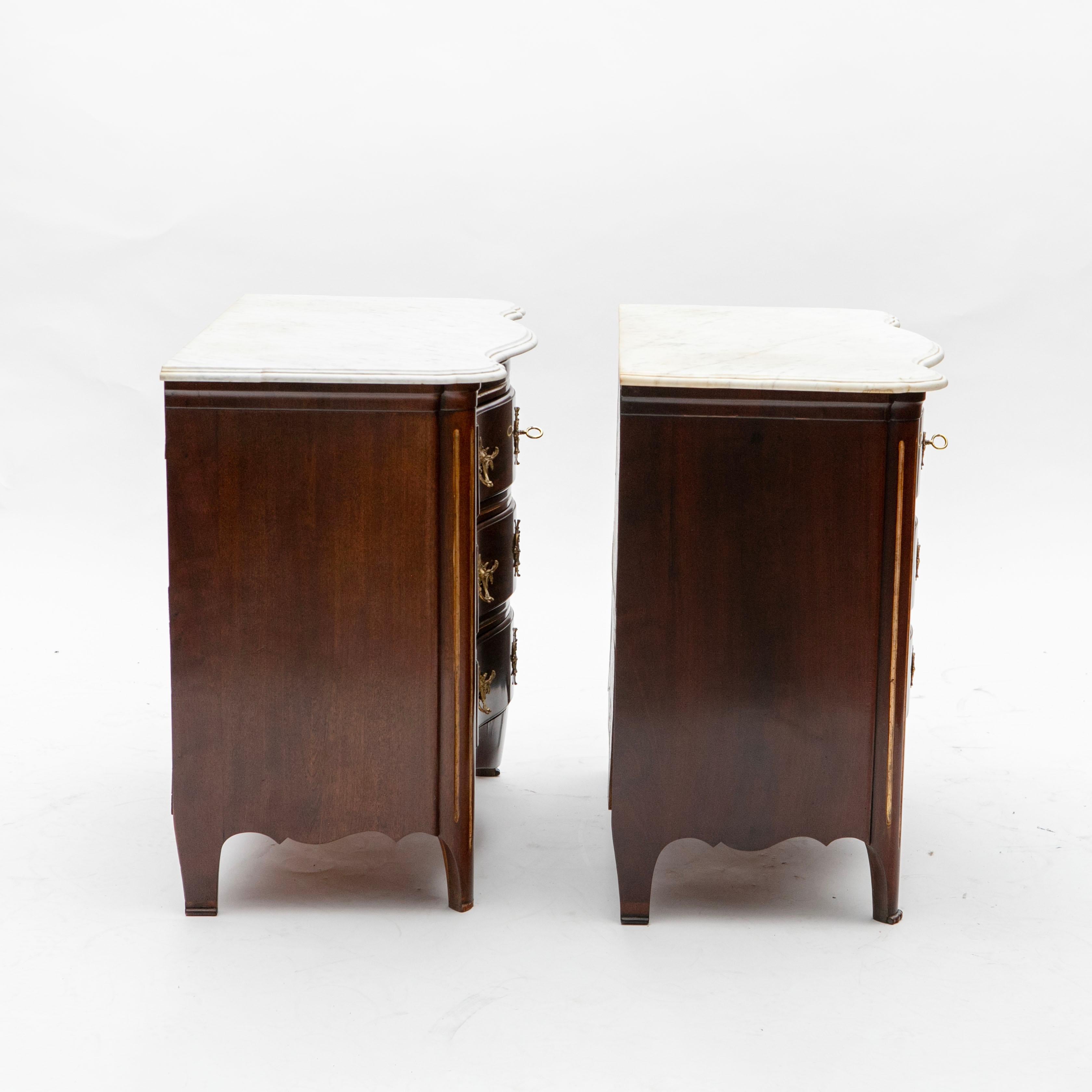Seltenes Paar Louis-XVI-Kommoden aus Mahagoni mit Carrara-Marmorplatten, Altona (Dänisch) im Angebot