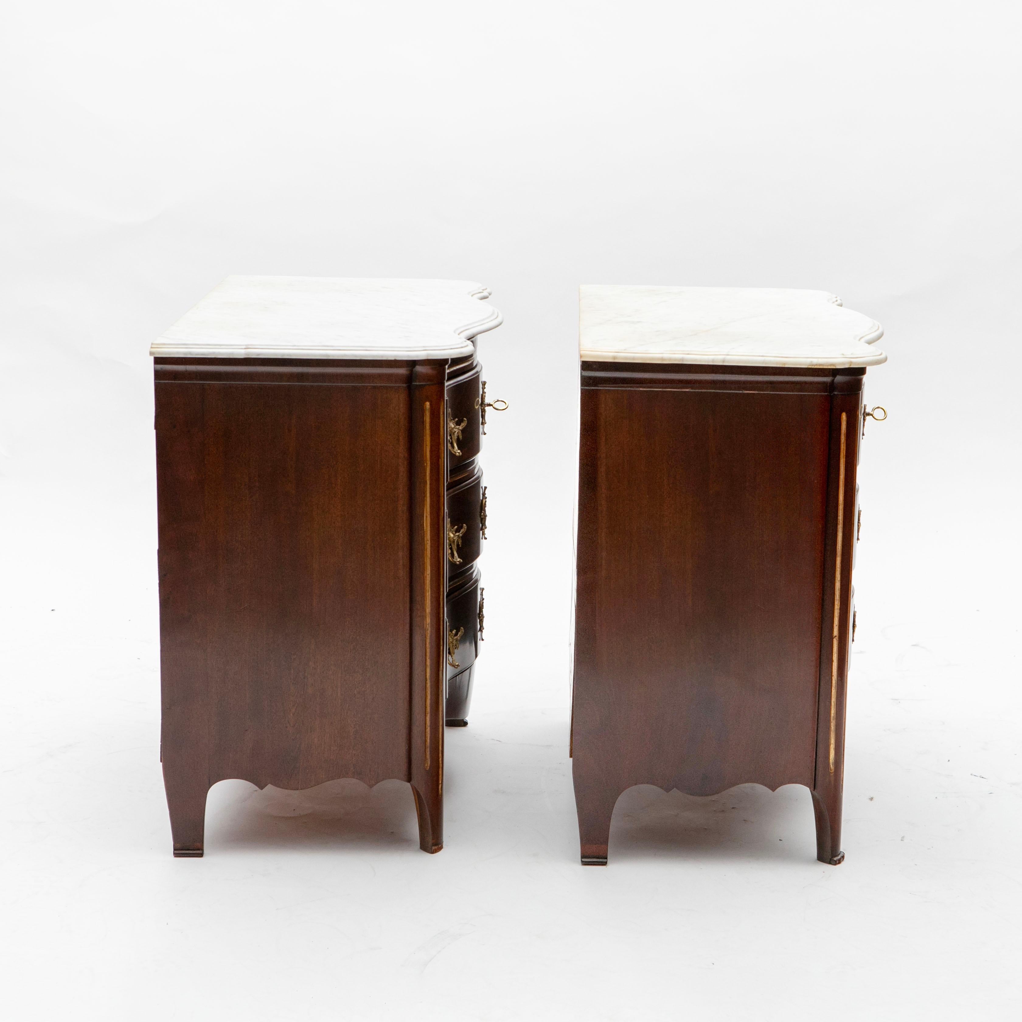 Seltenes Paar Louis-XVI-Kommoden aus Mahagoni mit Carrara-Marmorplatten, Altona (Vergoldet) im Angebot