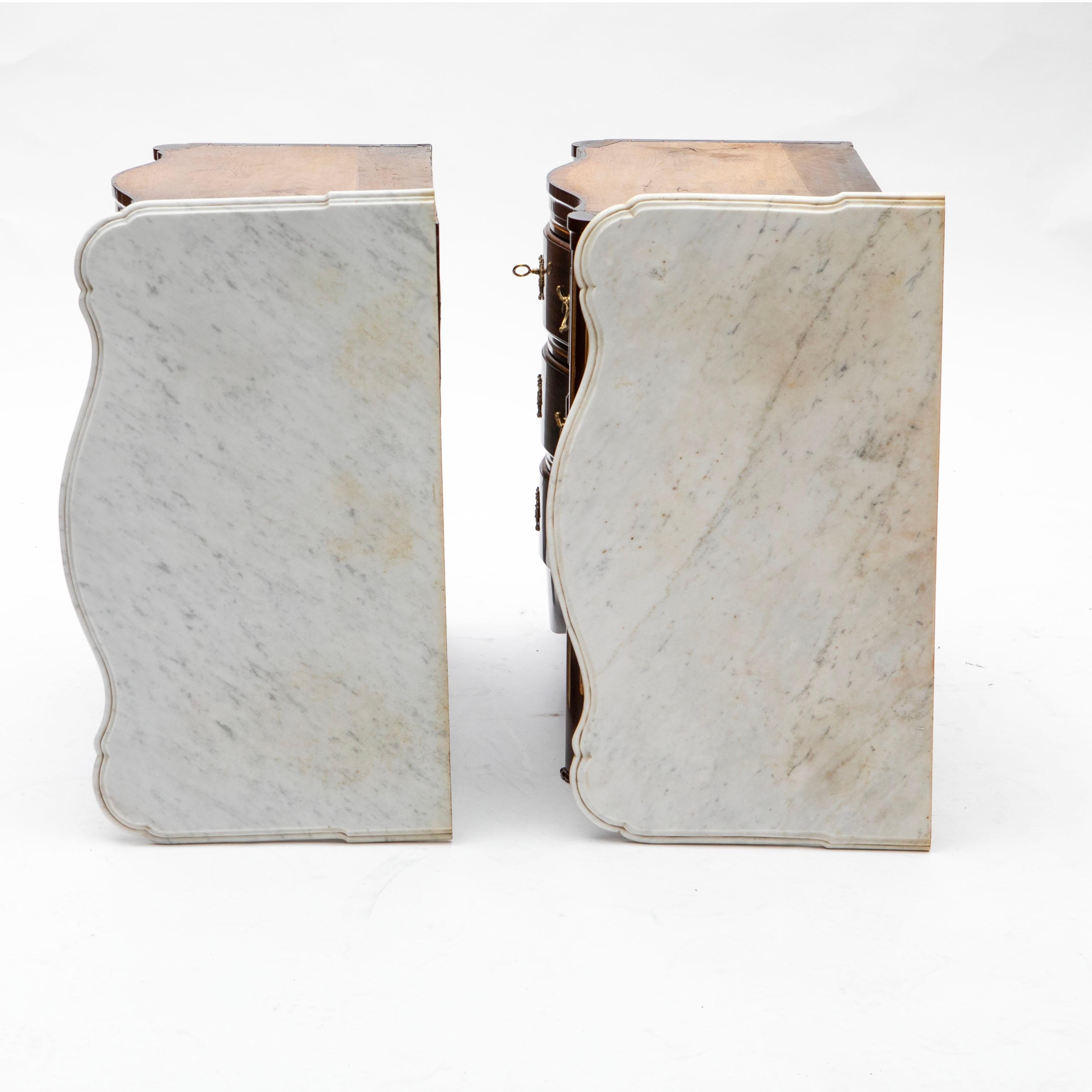 Seltenes Paar Louis-XVI-Kommoden aus Mahagoni mit Carrara-Marmorplatten, Altona (Bronze) im Angebot