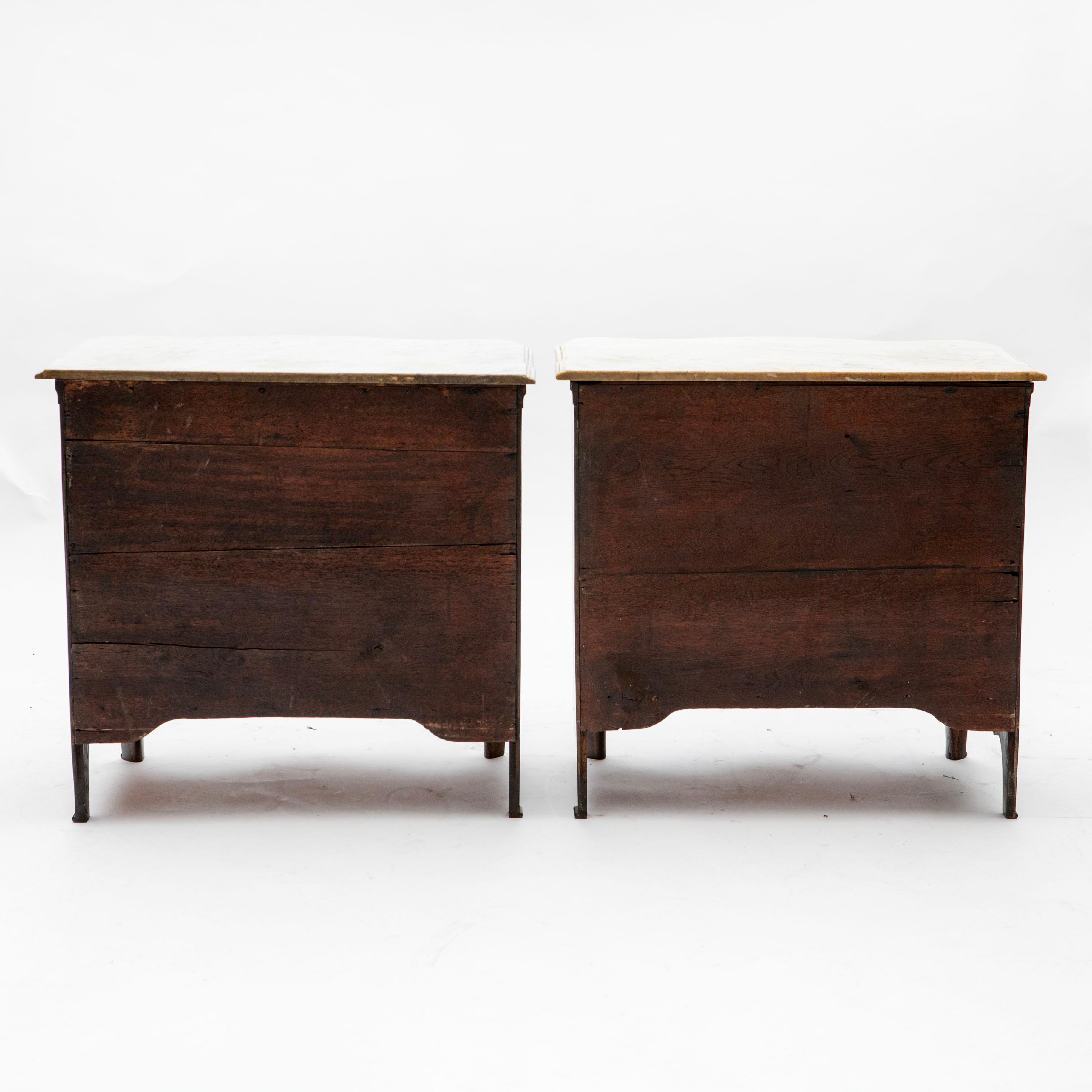 Seltenes Paar Louis-XVI-Kommoden aus Mahagoni mit Carrara-Marmorplatten, Altona im Angebot 1