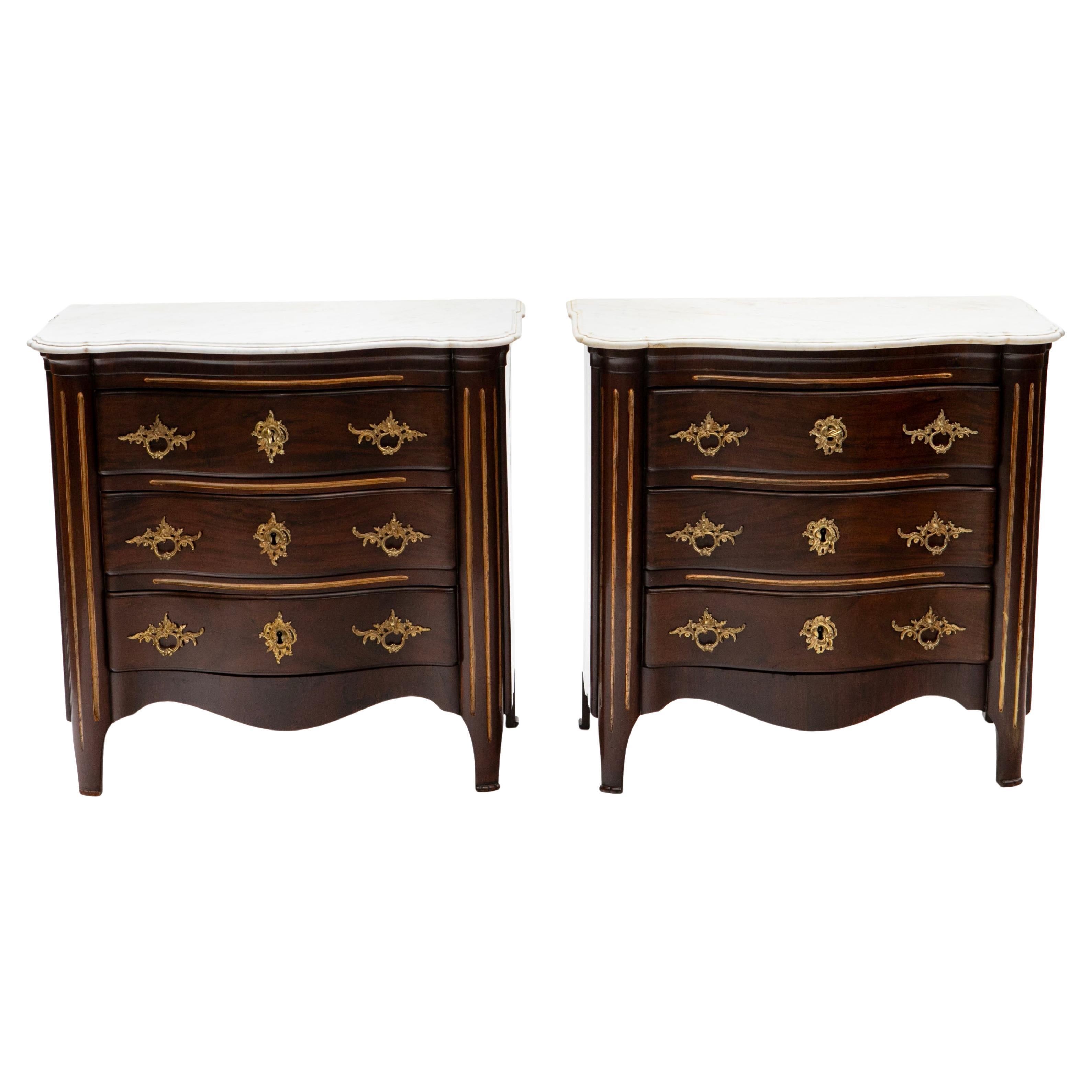 Seltenes Paar Louis-XVI-Kommoden aus Mahagoni mit Carrara-Marmorplatten, Altona im Angebot