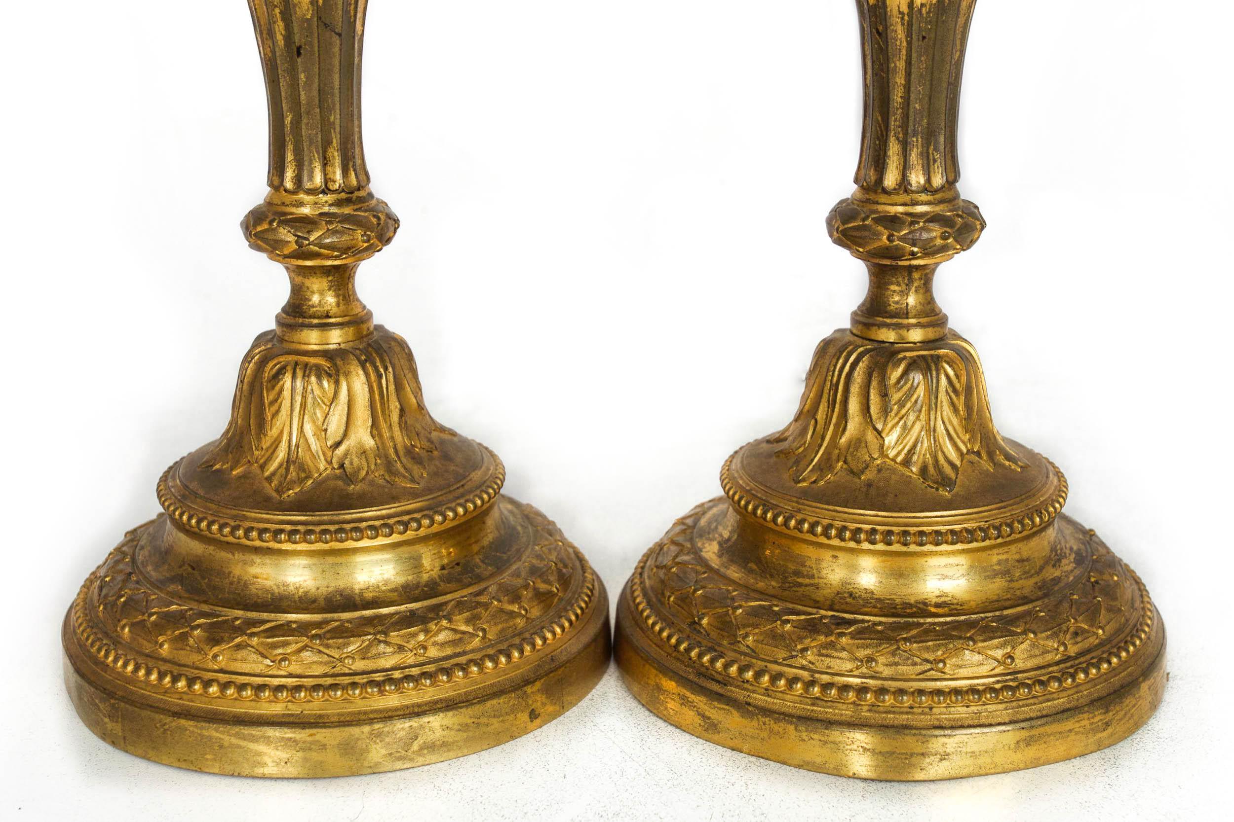 Seltenes Paar Ormolu-Leuchter aus der Zeit Ludwigs XVI., Frankreich, um 1770 (Bronze) im Angebot