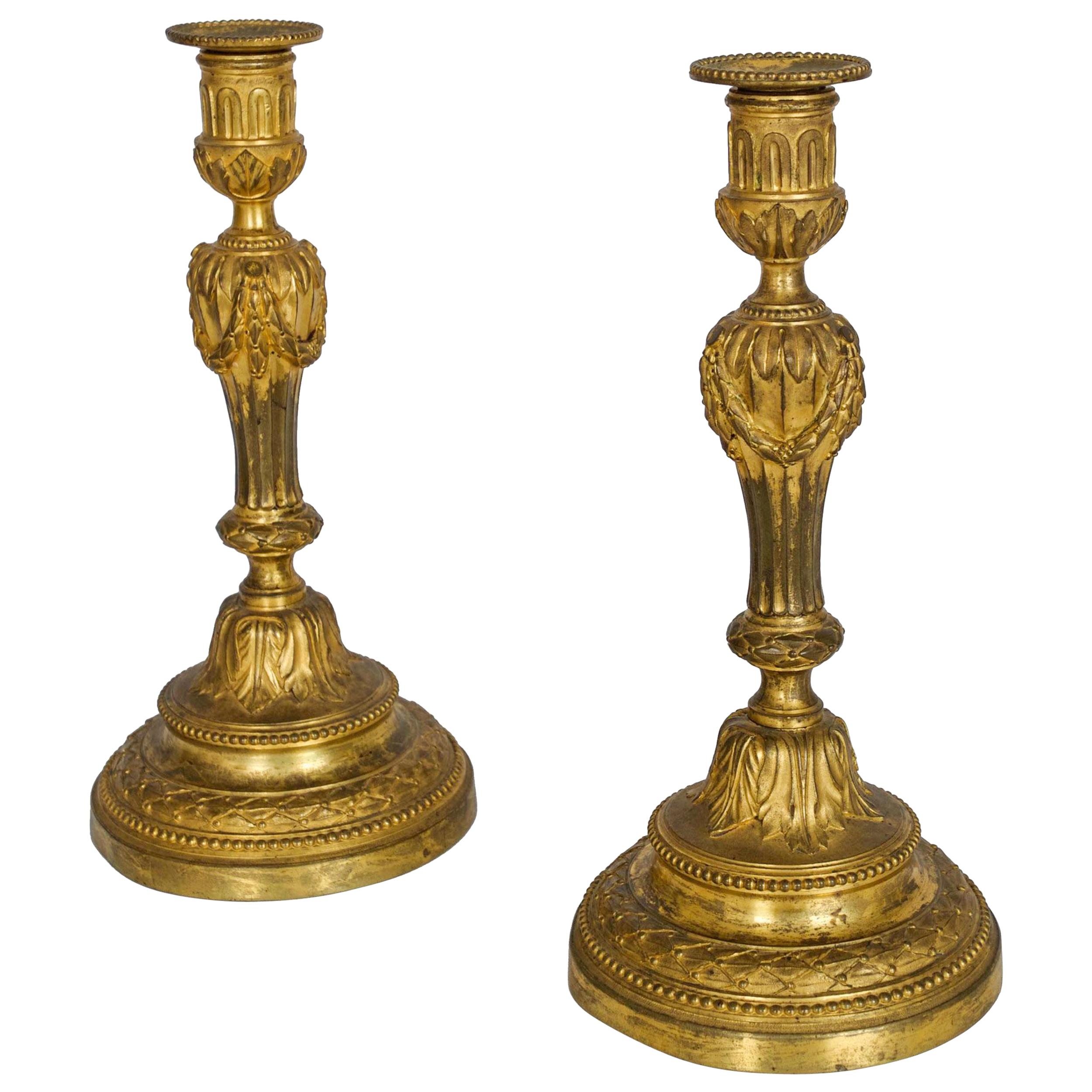 Rare paire de chandeliers en bronze doré d'époque Louis XVI, France, vers 1770