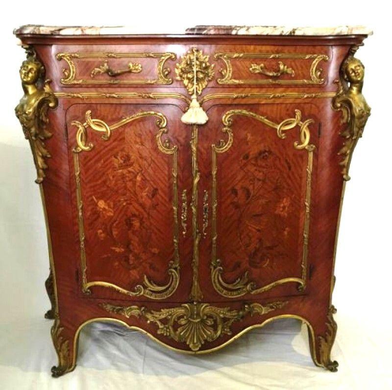 Una superba e rara coppia di armadietti laterali in stile Luigi XV in legno di quercia e ormolatura, con i piani originali in marmo breche e meravigliosi pannelli intarsiati sulle porte e sui lati. Montature in ormolu a scorrimento, maschere mitiche