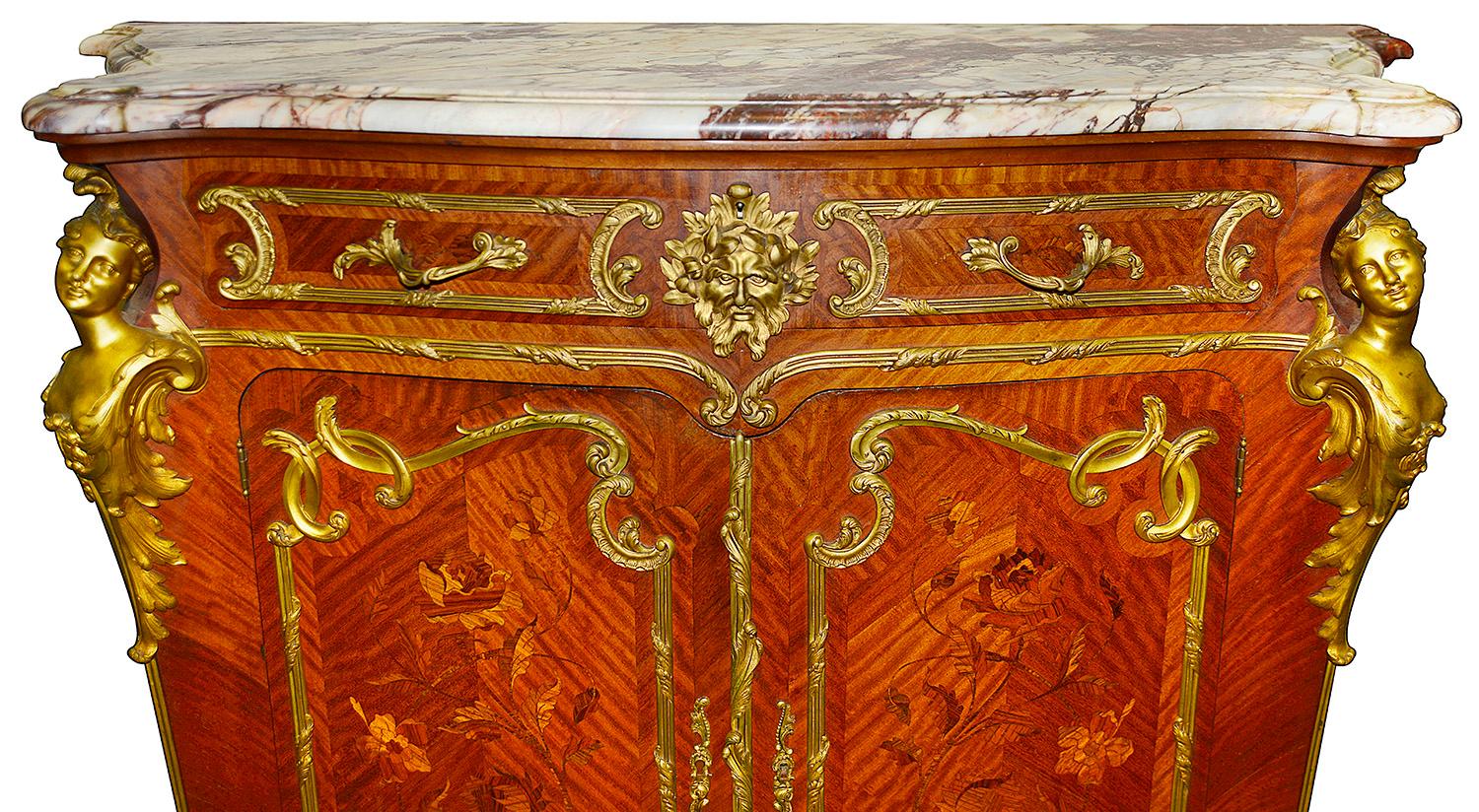Fin du XIXe siècle Rare paire d'armoires d'appoint de style Louis XVI d'après Joseph Zwiener en vente