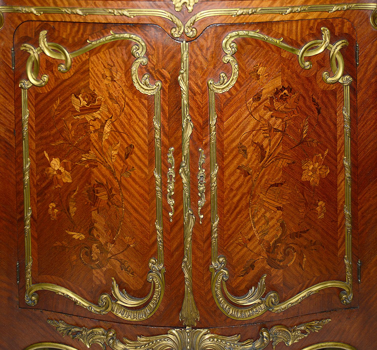 Bronze doré Rare paire d'armoires d'appoint de style Louis XVI d'après Joseph Zwiener en vente