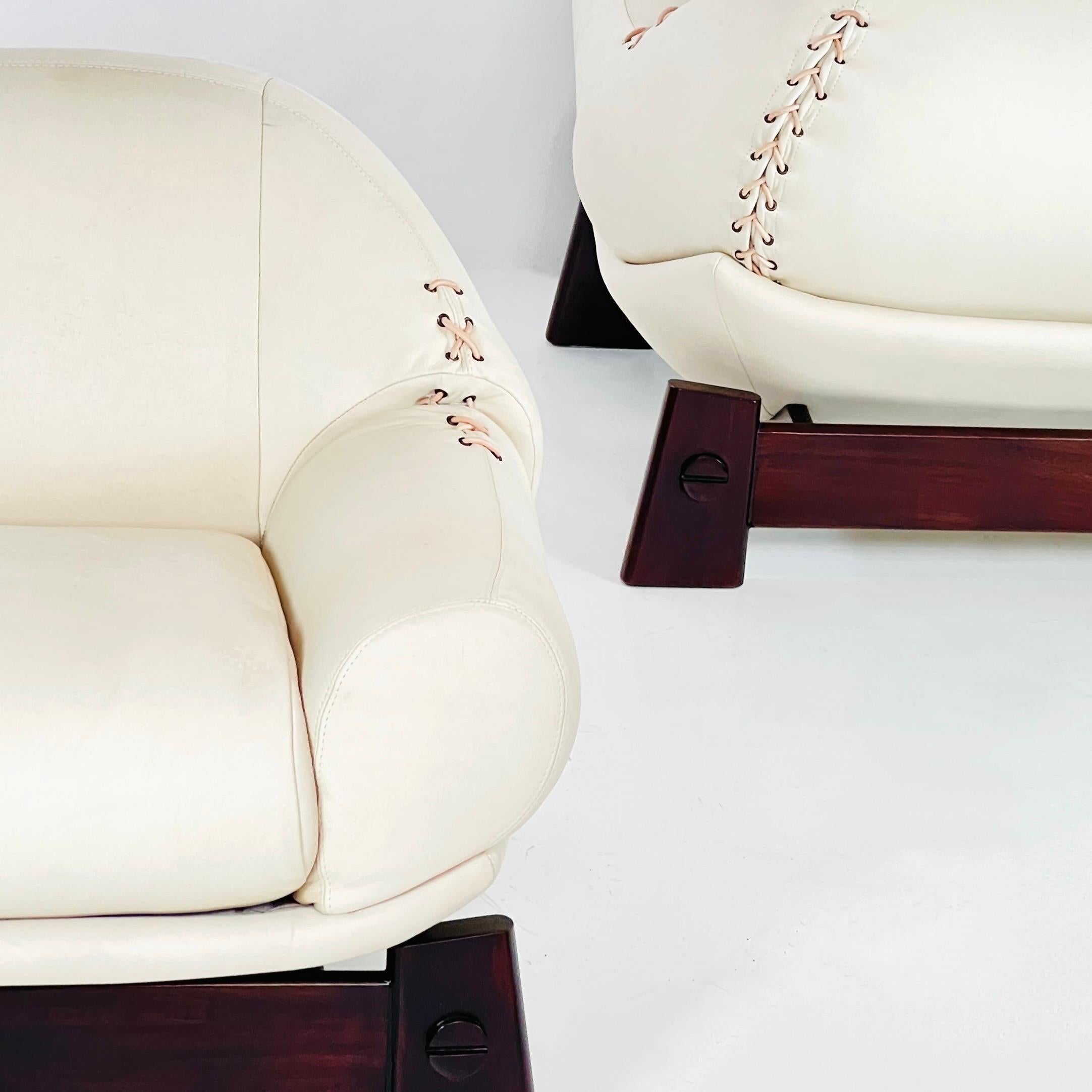 Rare paire de chaises longues par 'Móveis Cimo' en bois dur et cuir. Un meuble vraiment unique, avec une face arrière étonnante.

Le processus de restauration ne nécessitait qu'une remise en état et un nouveau rembourrage, ce qui a été fait par