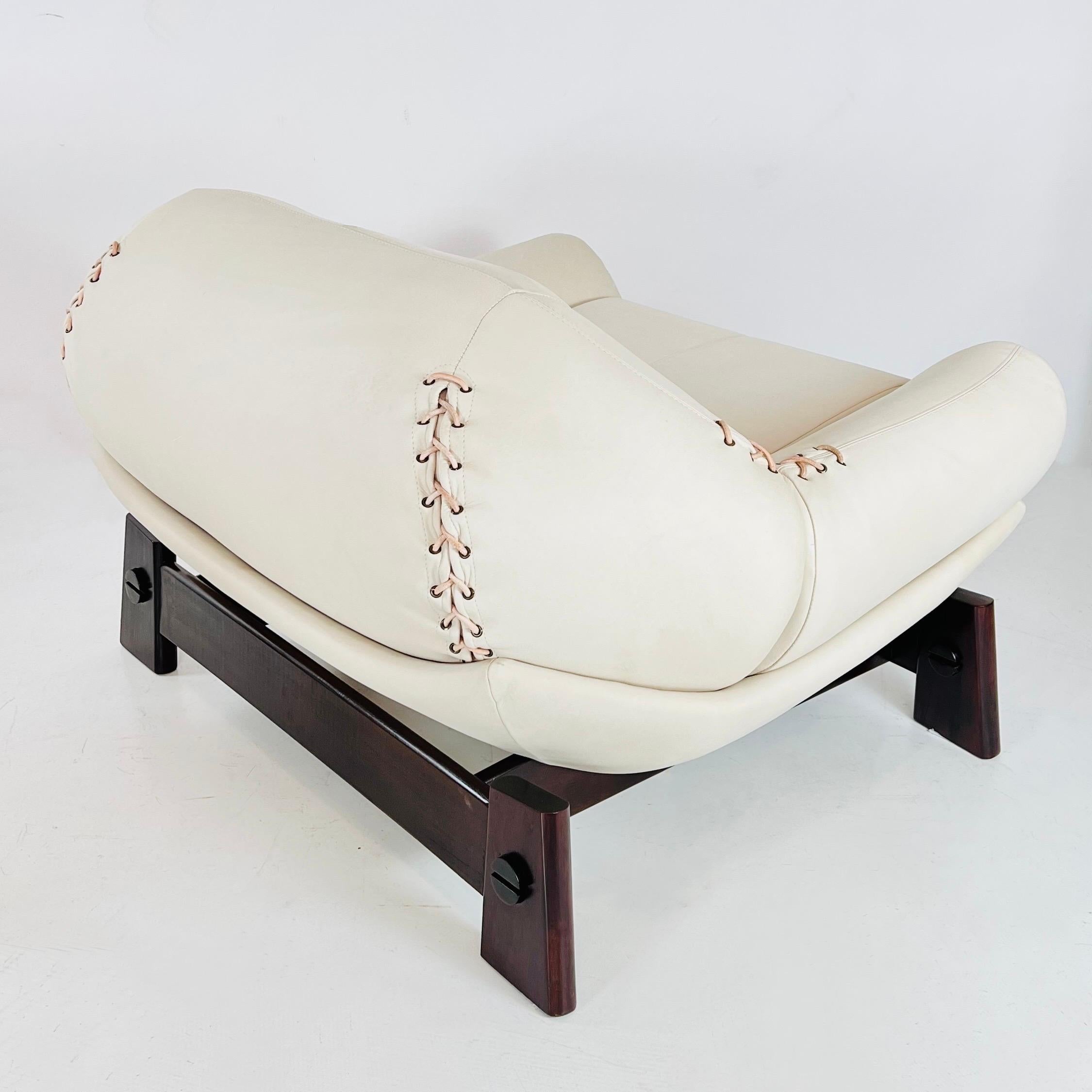Rare paire de chaises longues ''Móveis Cimo'' en cuir caviuna du Brésil en vente 1