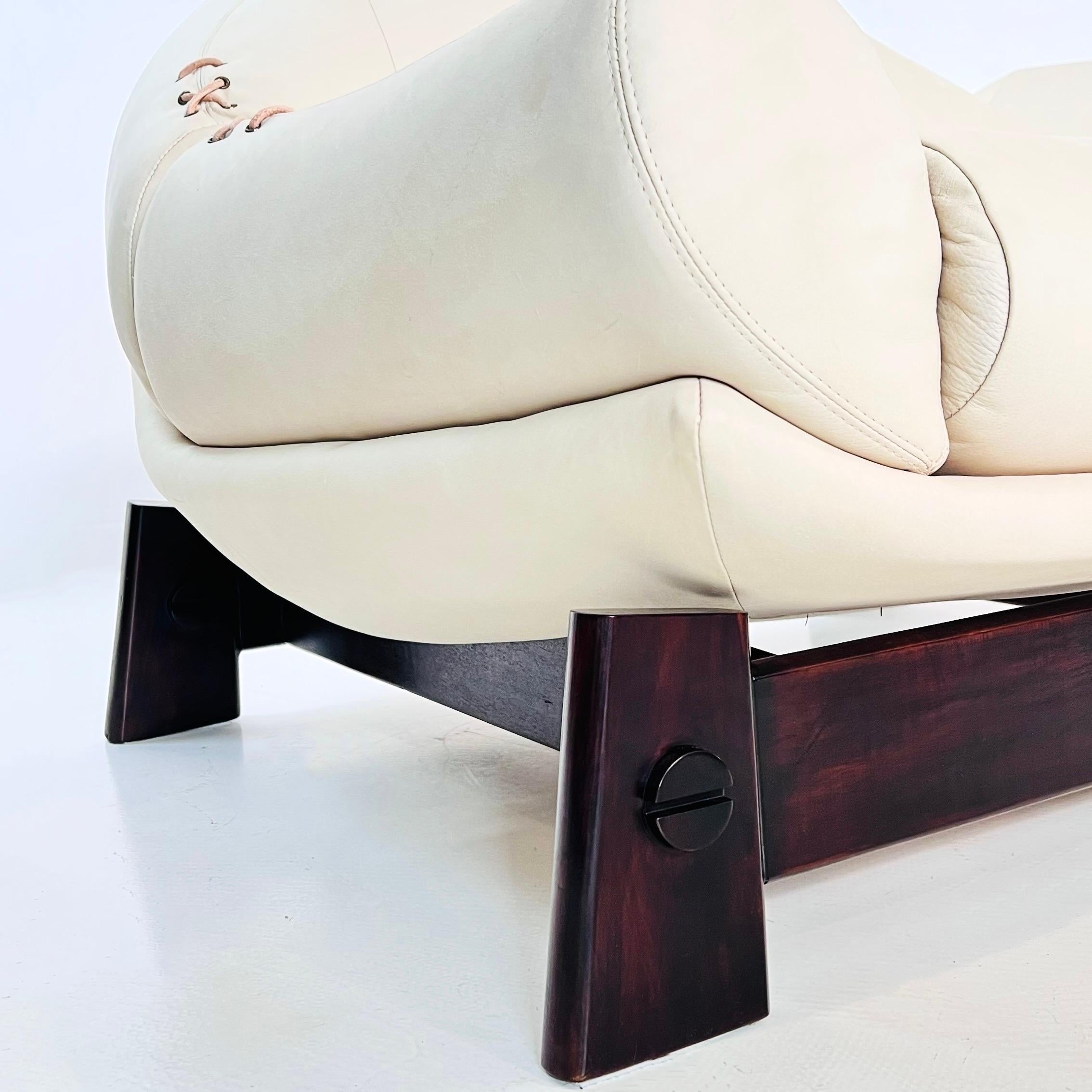 Rare paire de chaises longues ''Móveis Cimo'' en cuir caviuna du Brésil en vente 2