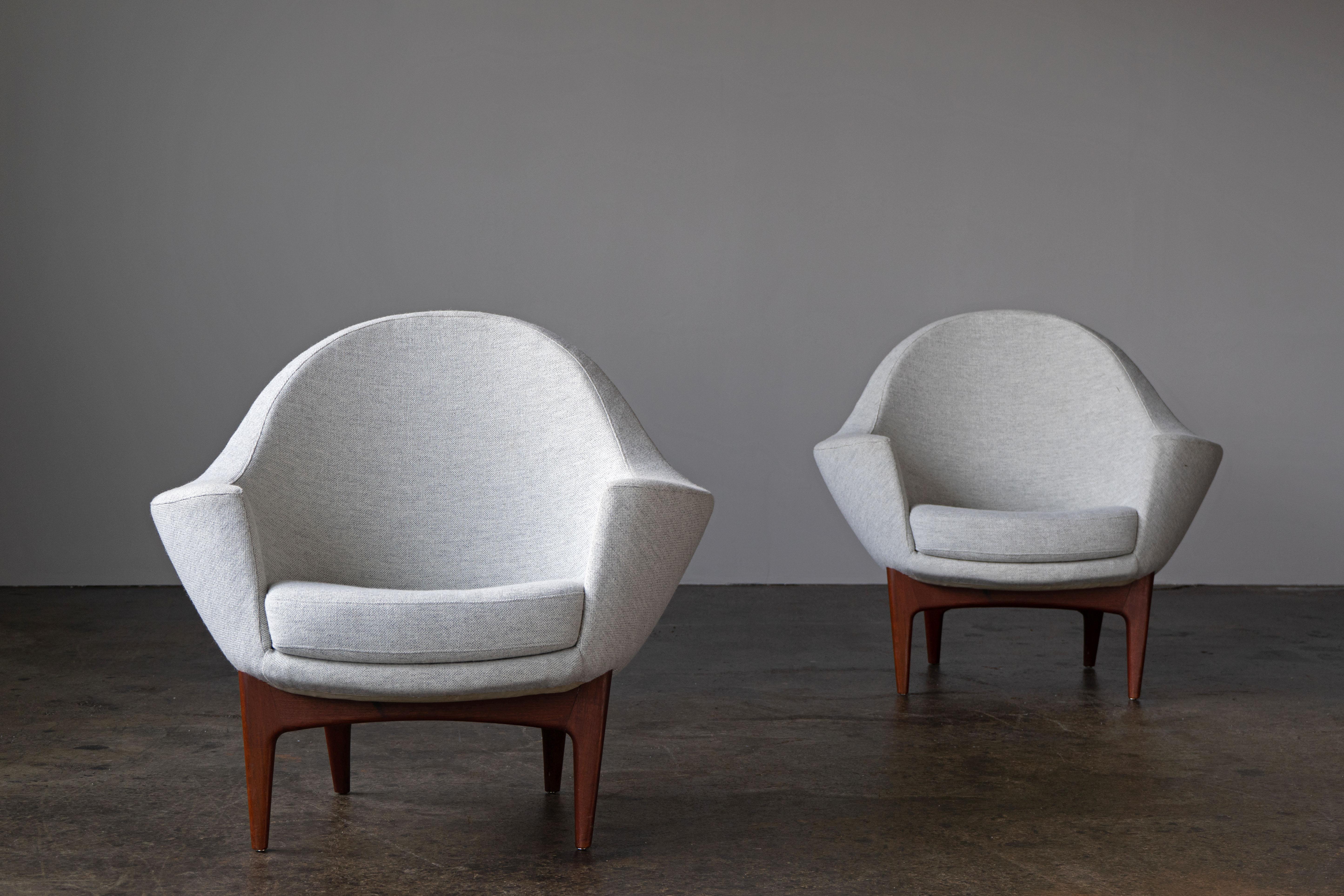 Pair of very rare lounge chairs Model 4440, designed by Ib Kofod-Larsen, designed 1958 for Fritz Hansen. Teak wood frame and great upholstery, fully restored with sophisticated wool fabric.