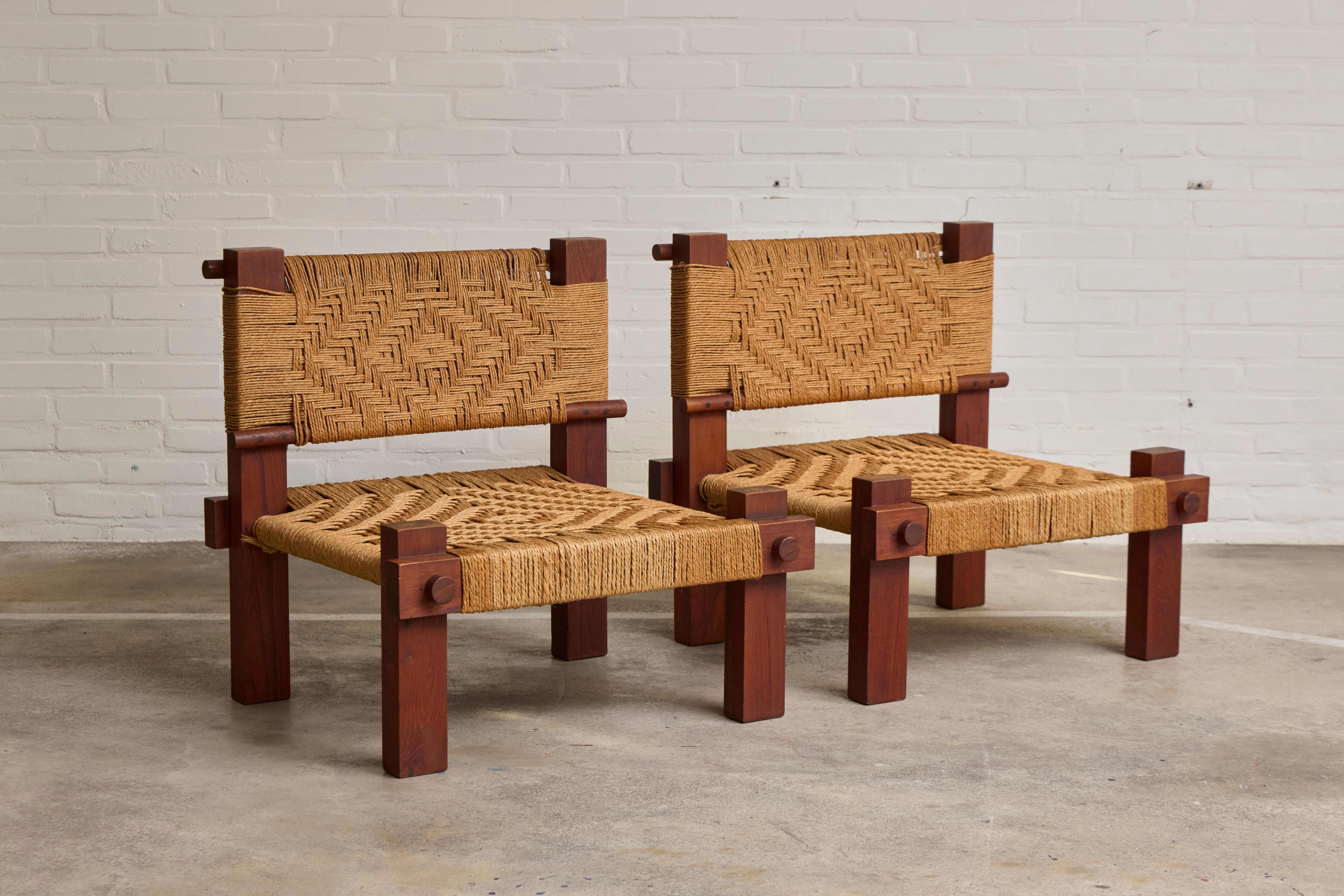 Sehr seltene modernistische Sessel, entworfen von Mini Boga für Taaru, hergestellt in Indien um 1960. Die klobige Konstruktion ist aus massivem Teakholz mit der originalen Seilbespannung gefertigt. 
Beide Sitze sind teilweise nach dem originalen