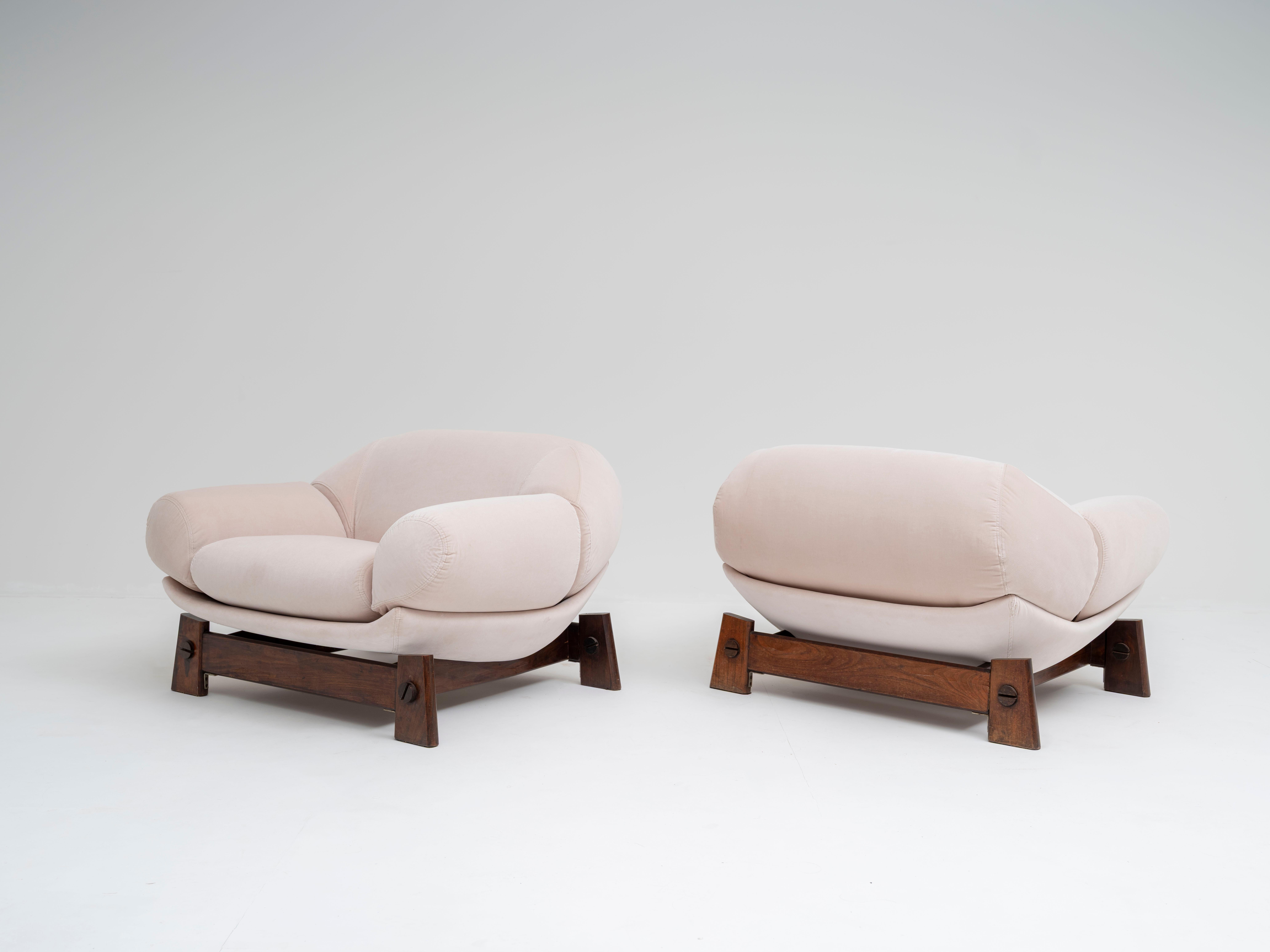 Móveis Cimo
Seltenes Paar Lounge Chairs
Passendes Sofa verfügbar
Holz, Polsterung aus Samt
BRazil, 1960er Jahre