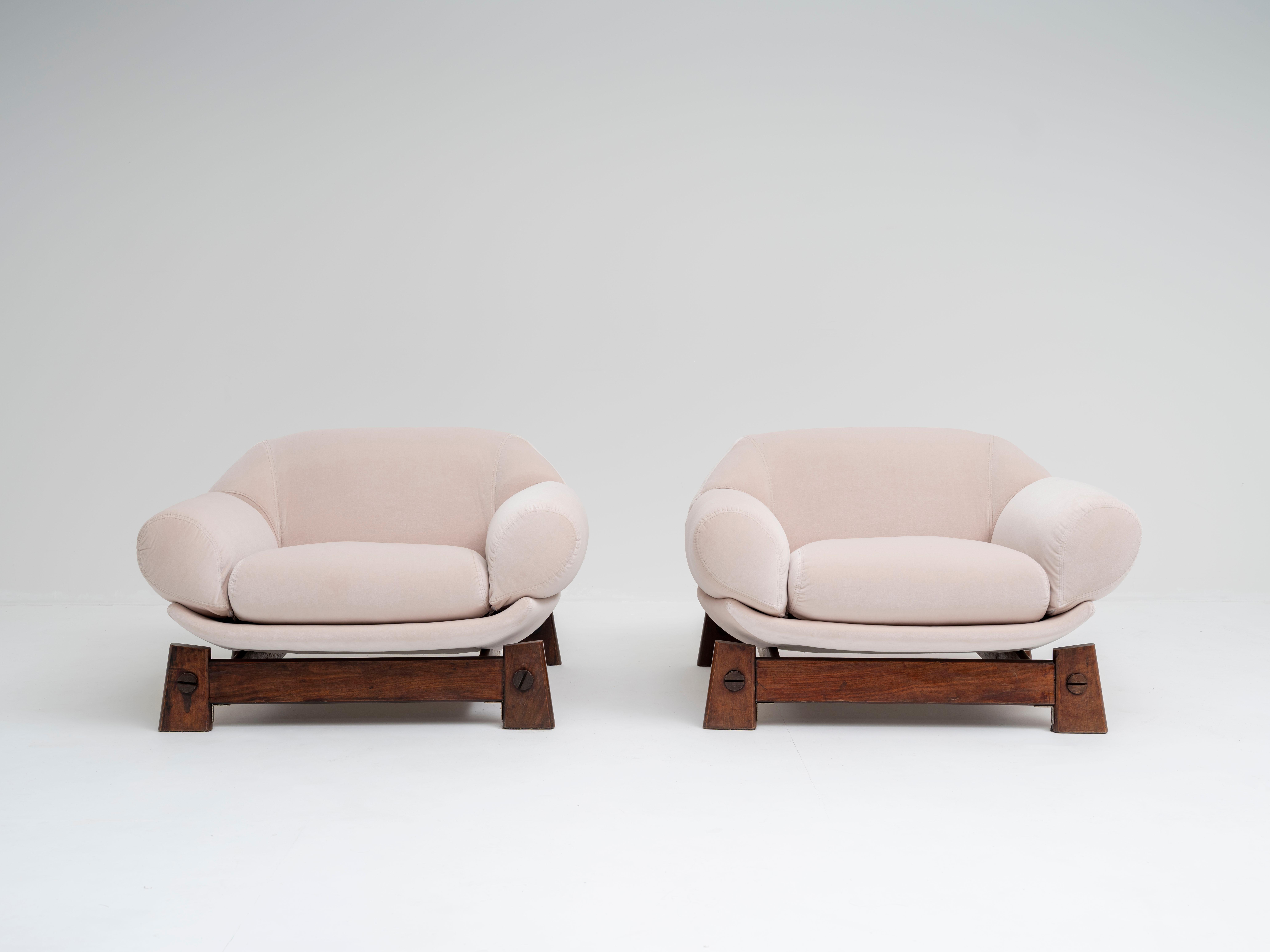 Seltenes Paar Loungesessel von Móveis Cimo 1960s Brasilien in Off-White Velvet (Brasilianisch) im Angebot