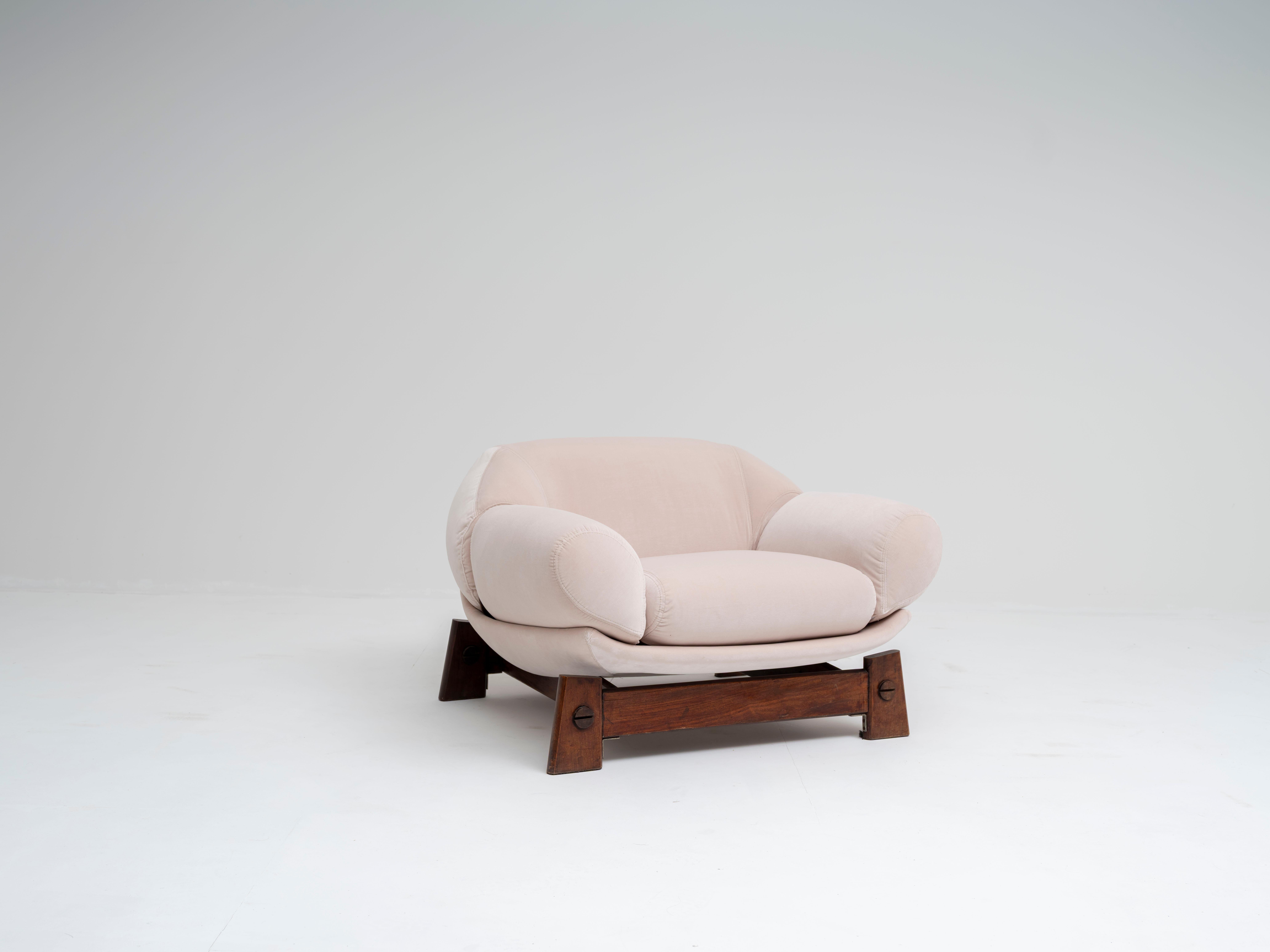 Seltenes Paar Loungesessel von Móveis Cimo 1960s Brasilien in Off-White Velvet im Zustand „Gut“ im Angebot in Amsterdam, NL