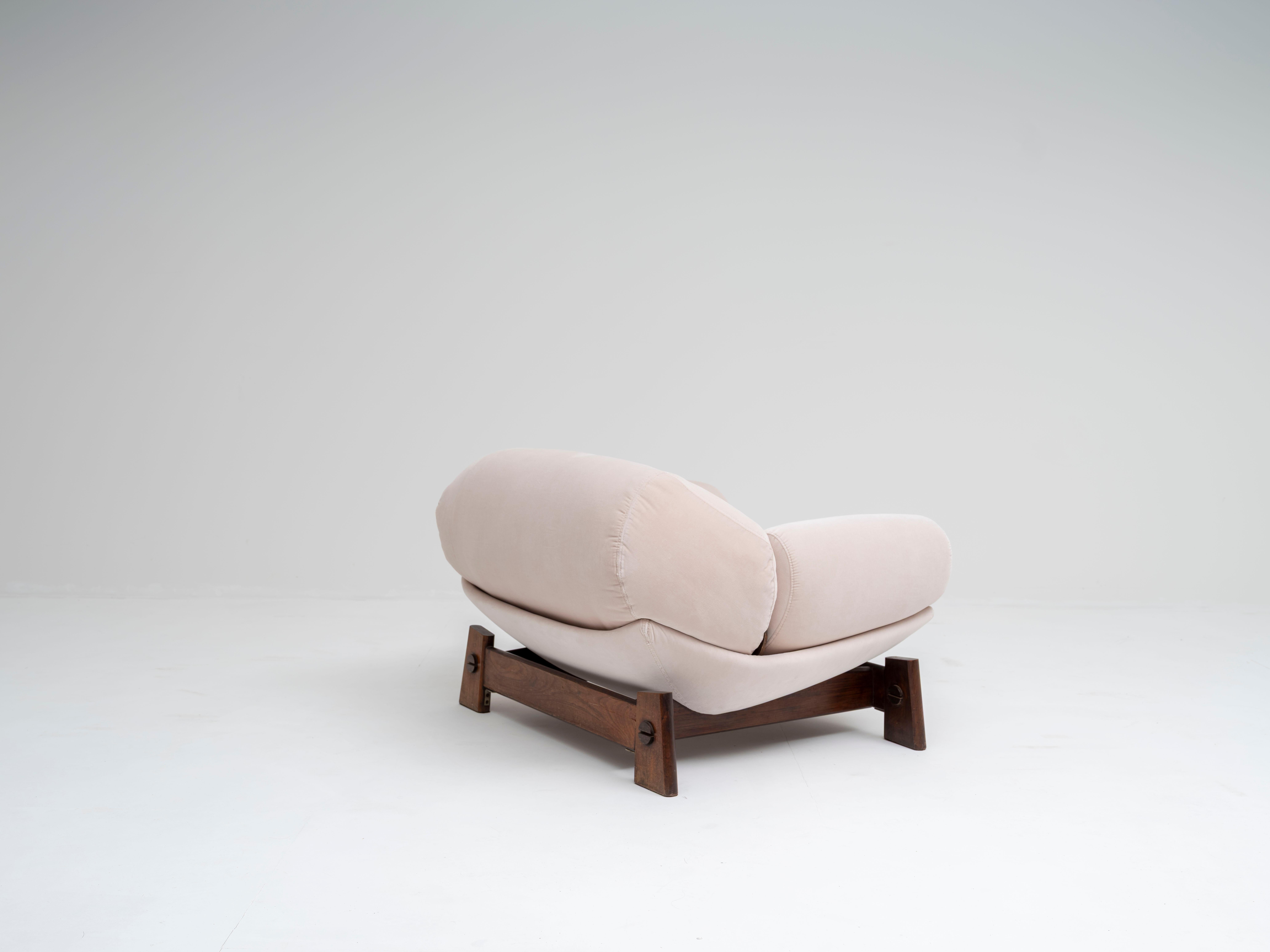 Seltenes Paar Loungesessel von Móveis Cimo 1960s Brasilien in Off-White Velvet (Mitte des 20. Jahrhunderts) im Angebot