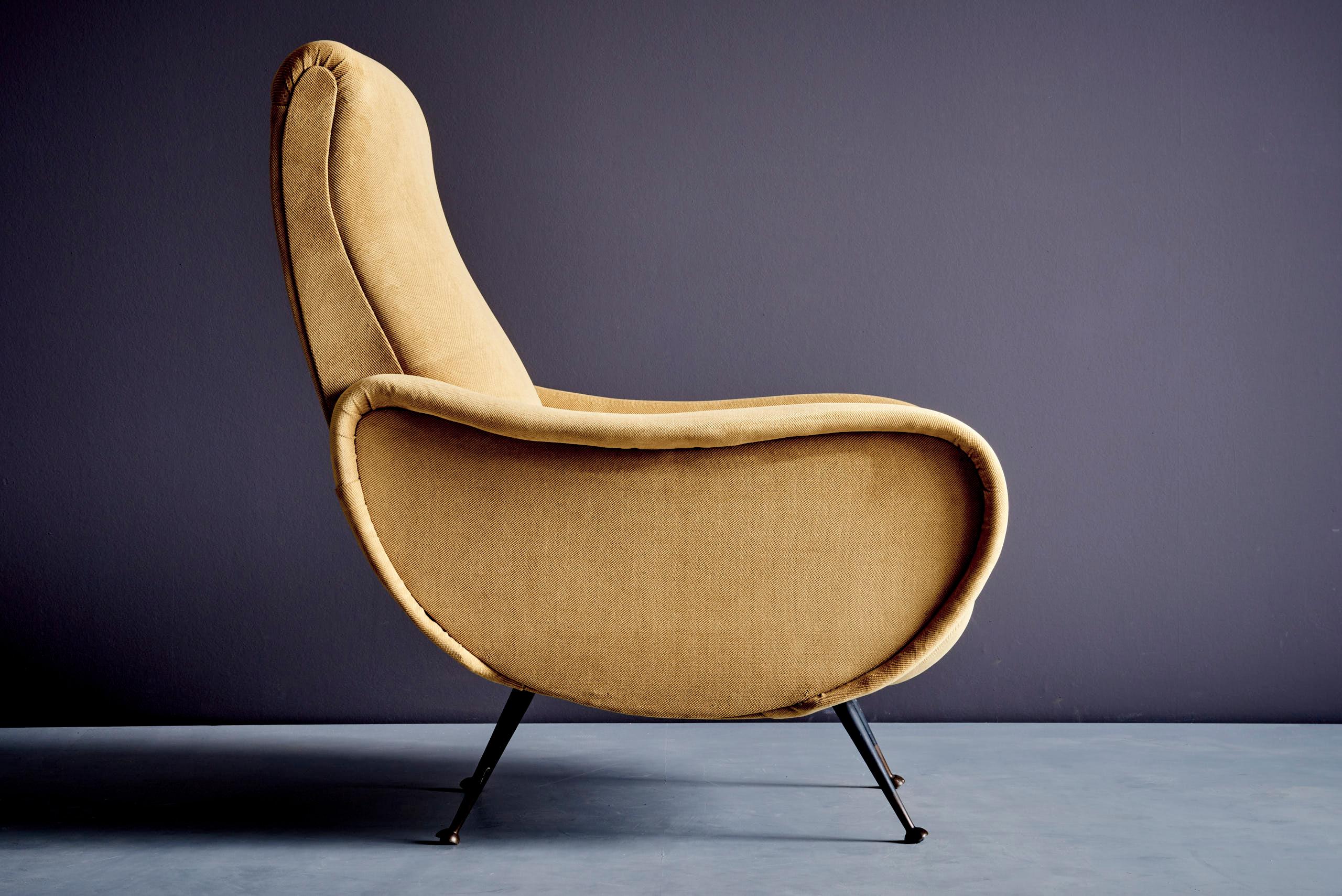 Rare Pair of Lounge Chairs in the manner of Gastone Rinaldi mediados del siglo XX en venta