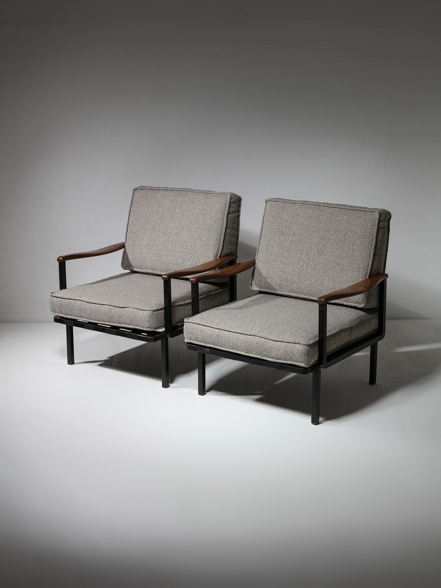 Loungesessel Modell P24 von Osvaldo Borsani für Tecno.
Überraschende Kombination aus eleganten Holzarmlehnen und Metallgestell.
Die Stühle können auch zu einer bequemen Sitzgruppe zusammengefügt werden.