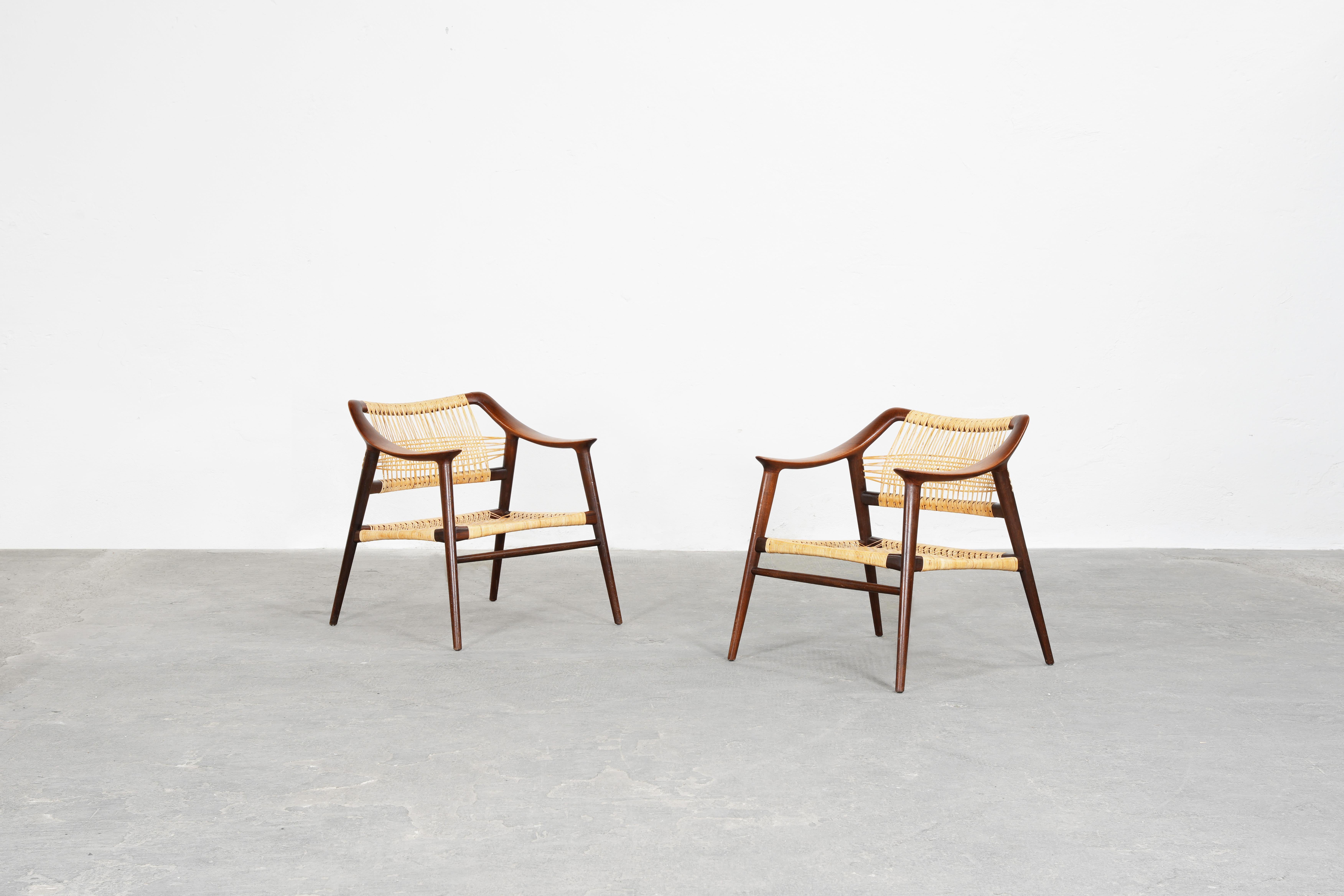 Magnifique paire de chaises longues modèle 56/2 'Bambi' conçue par Rolf Rastad & Adolf Relling et produite par Gustav Bahus, Norvège en 1954.
Les deux chaises sont en teck et en rotin et sont en excellent état.