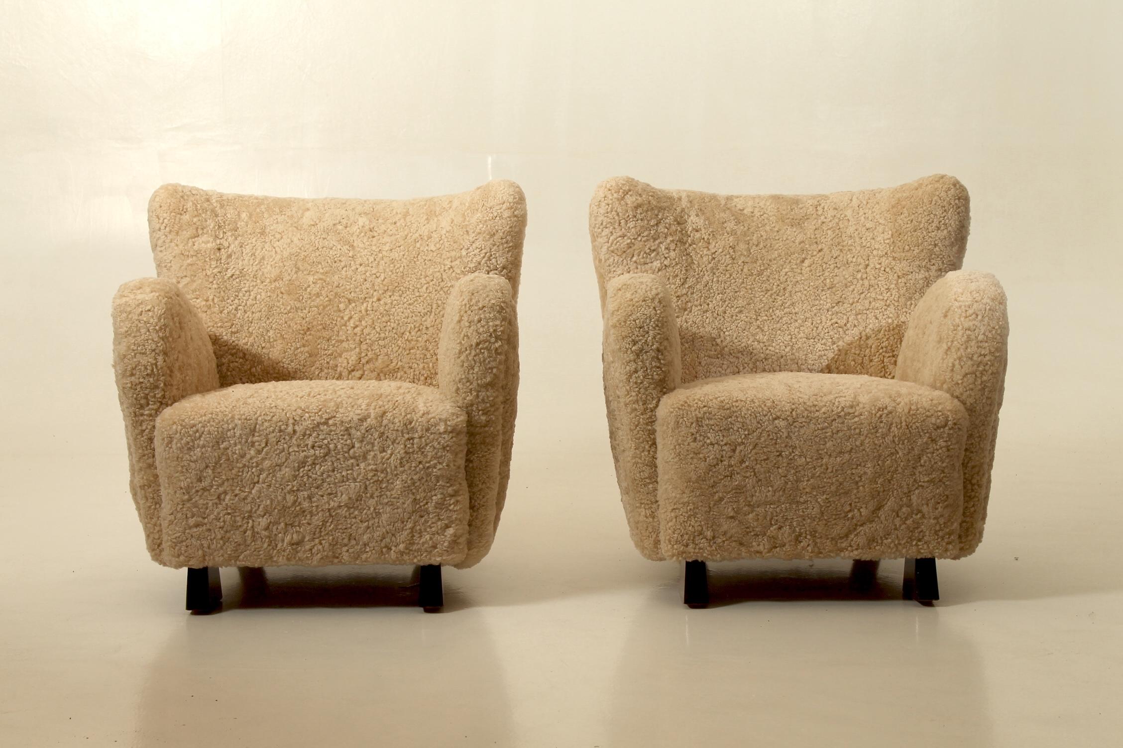 Rare paire de fauteuils conçus par Flemming Lassen. Produit par l'ébéniste A.J. Iversen, Danemark. Rembourrage en peau de mouton. Conçue et fabriquée dans les années 1940, au Danemark.