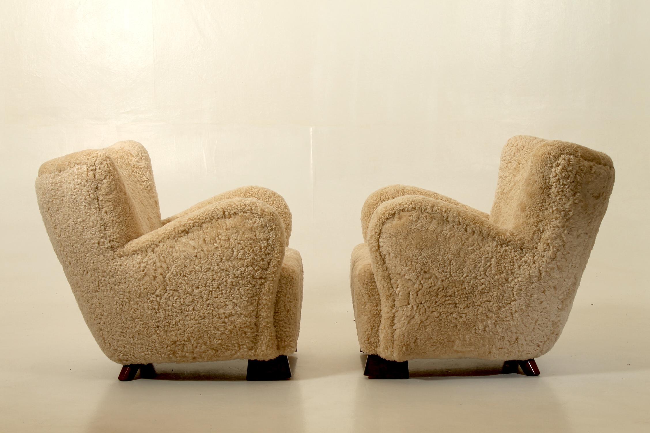 Cuir de mouton Rare paire de chaises longues de Flemming Lassen, Danemark. en vente