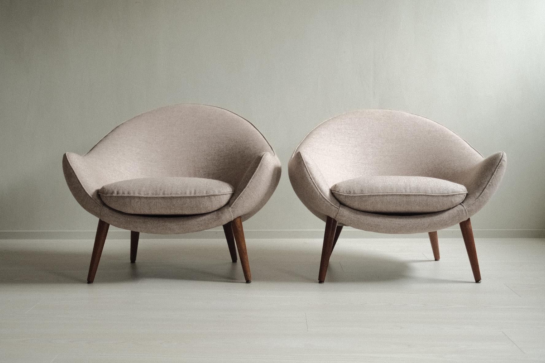 A rare pair of organic chaped lounge chairs, model 860 by Fredrik A. Kayser for Vatne Lenestolfabrikk.

Upholstered in a 100% wool fabric in a light color with a hint of pink. Legs of teak. 

About the designer:
Norwegian industrial designer,