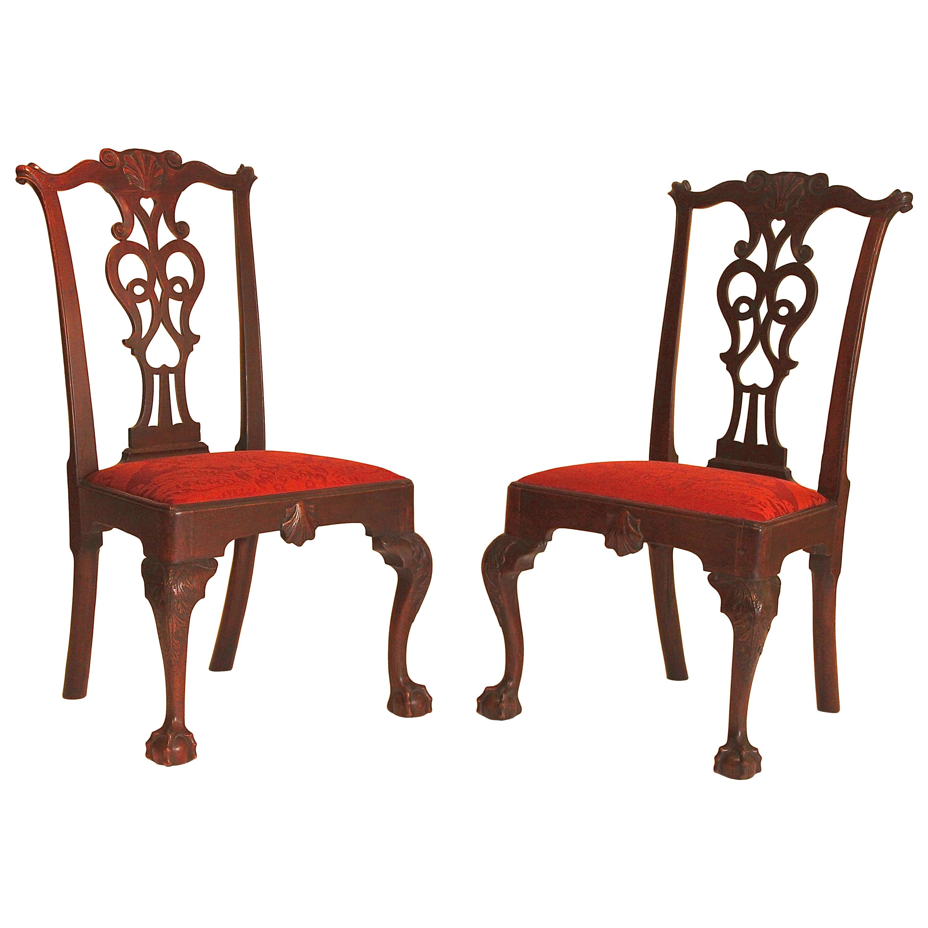 Rare paire de chaises d'appoint Chippendale sculptées en acajou