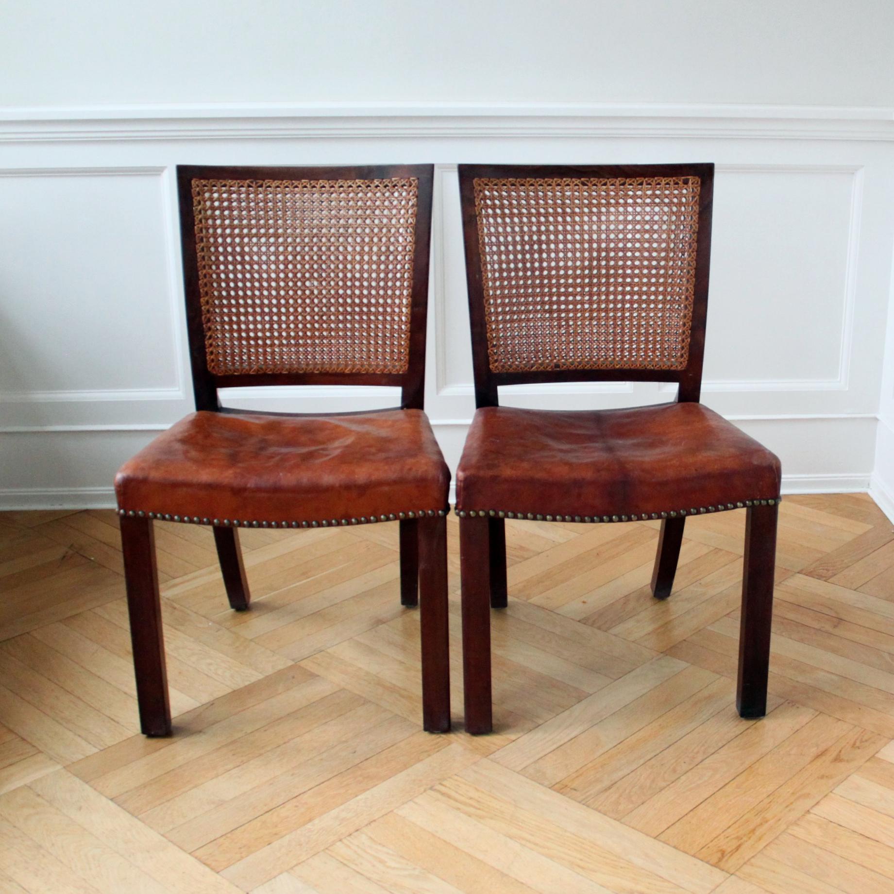 Kaare Klint & Rigmor Andersen & Rud Rasmussen   -   Frühes skandinavisches modernes Design

Ein sehr seltenes Paar Stühle, zugeschrieben Kaare Klint und Rigmor Andersen, Dänemark 1930er Jahre. 

Die Stühle bestehen aus einem Mahagoni-Rahmen mit