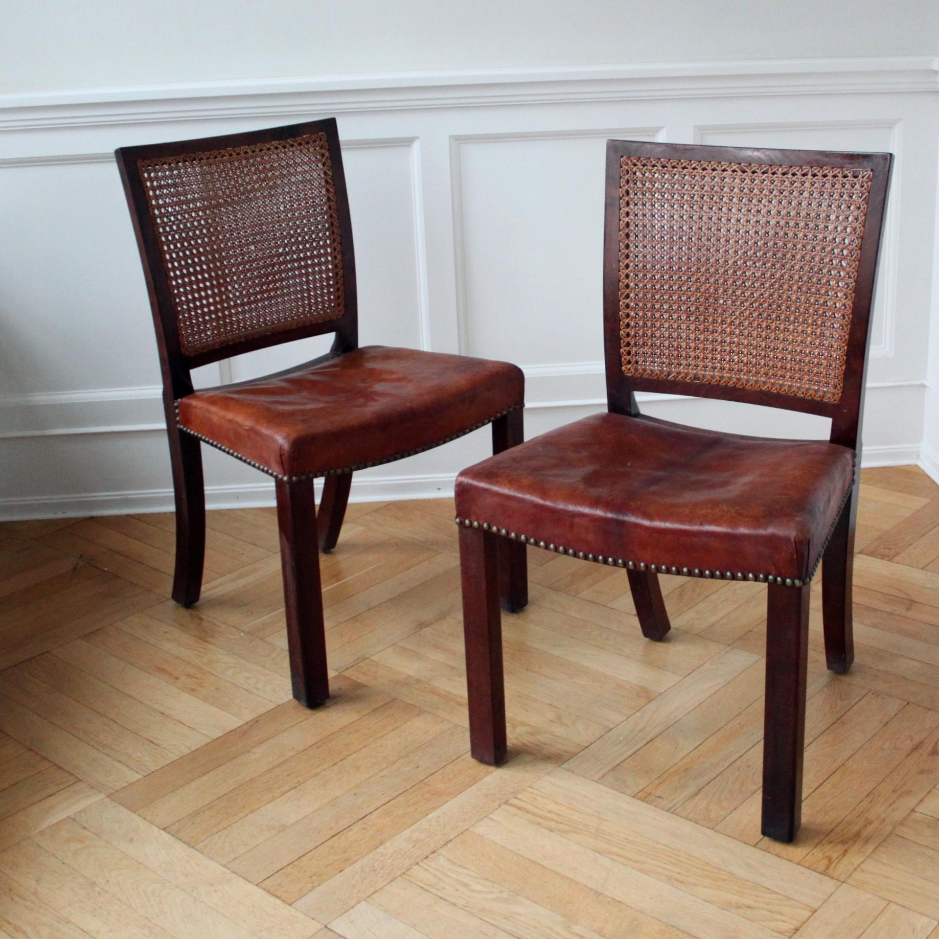 Seltenes Paar Stühle aus Mahagoni, Niger-Leder und geflochtenem Rohr, Dänemark 1930er Jahre (Dänisch) im Angebot