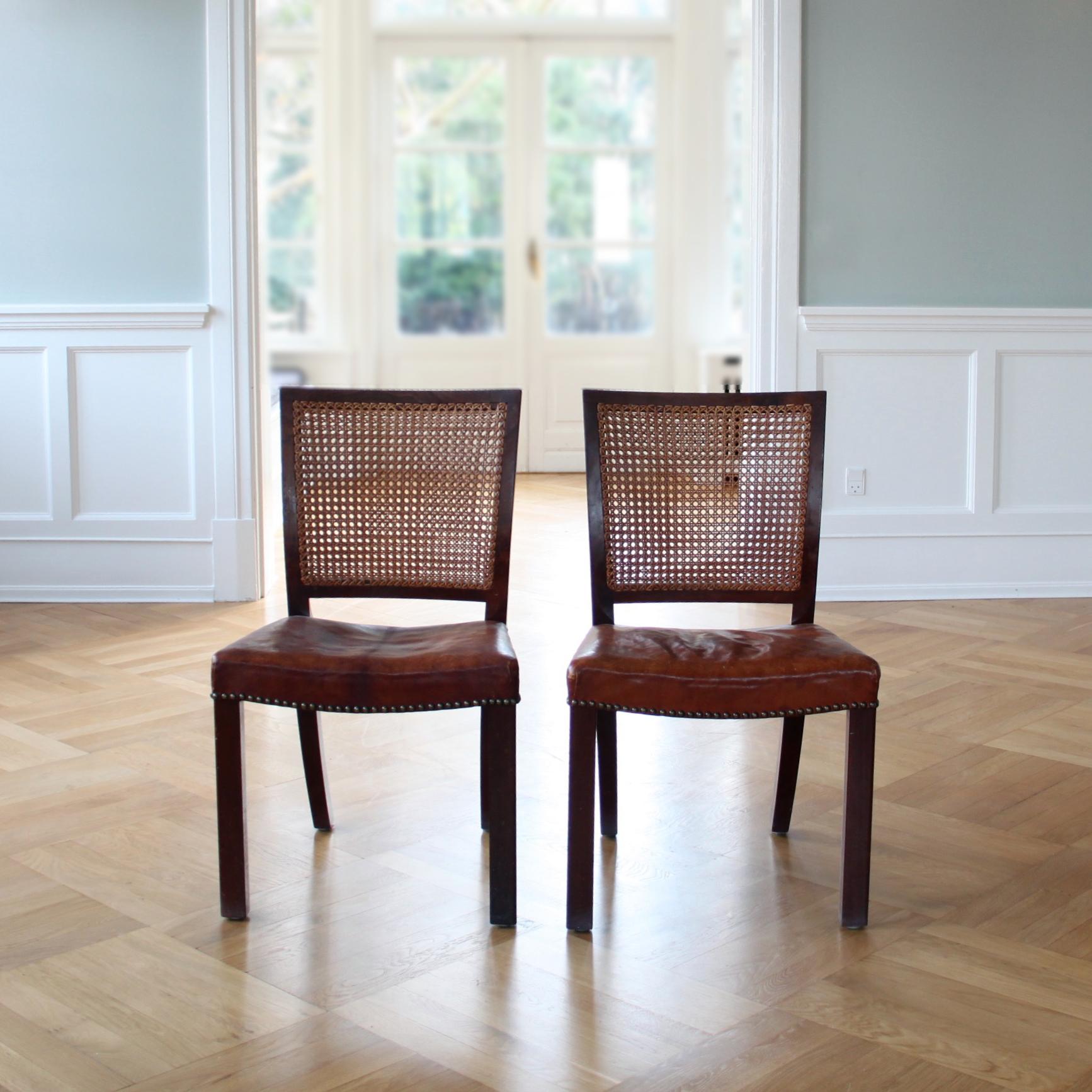 Seltenes Paar Stühle aus Mahagoni, Niger-Leder und geflochtenem Rohr, Dänemark 1930er Jahre im Zustand „Gut“ im Angebot in Copenhagen, DK