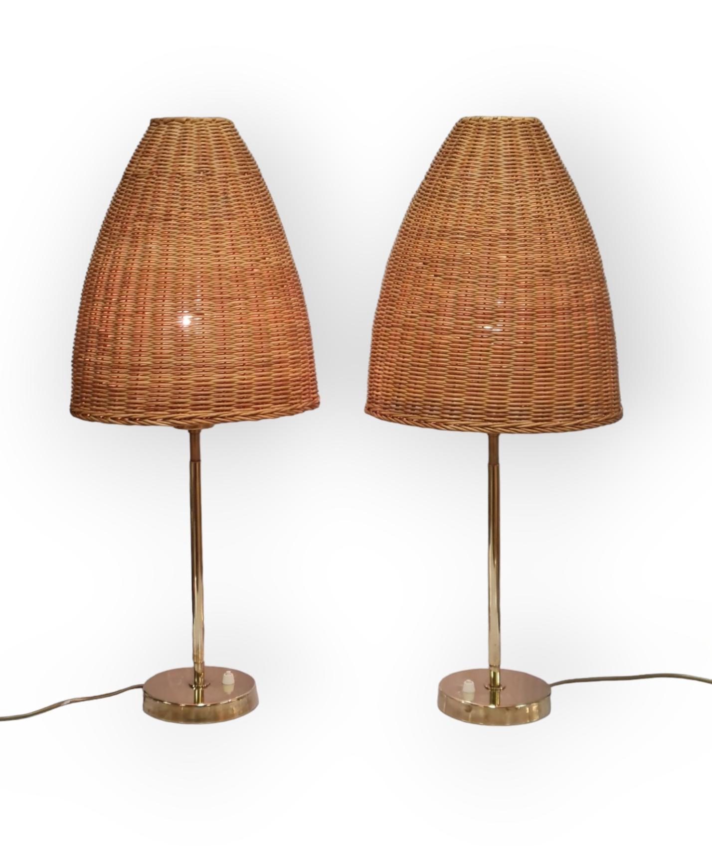 Cette paire de lampes n'est pas facile à trouver, car elle est extrêmement rare. 

Maija Heikinheimo (1908-1963) était une architecte d'intérieur qui a commencé sa carrière chez Asko en 1932-1935. Plus tard, elle a rejoint l'équipe d'Artek et a été