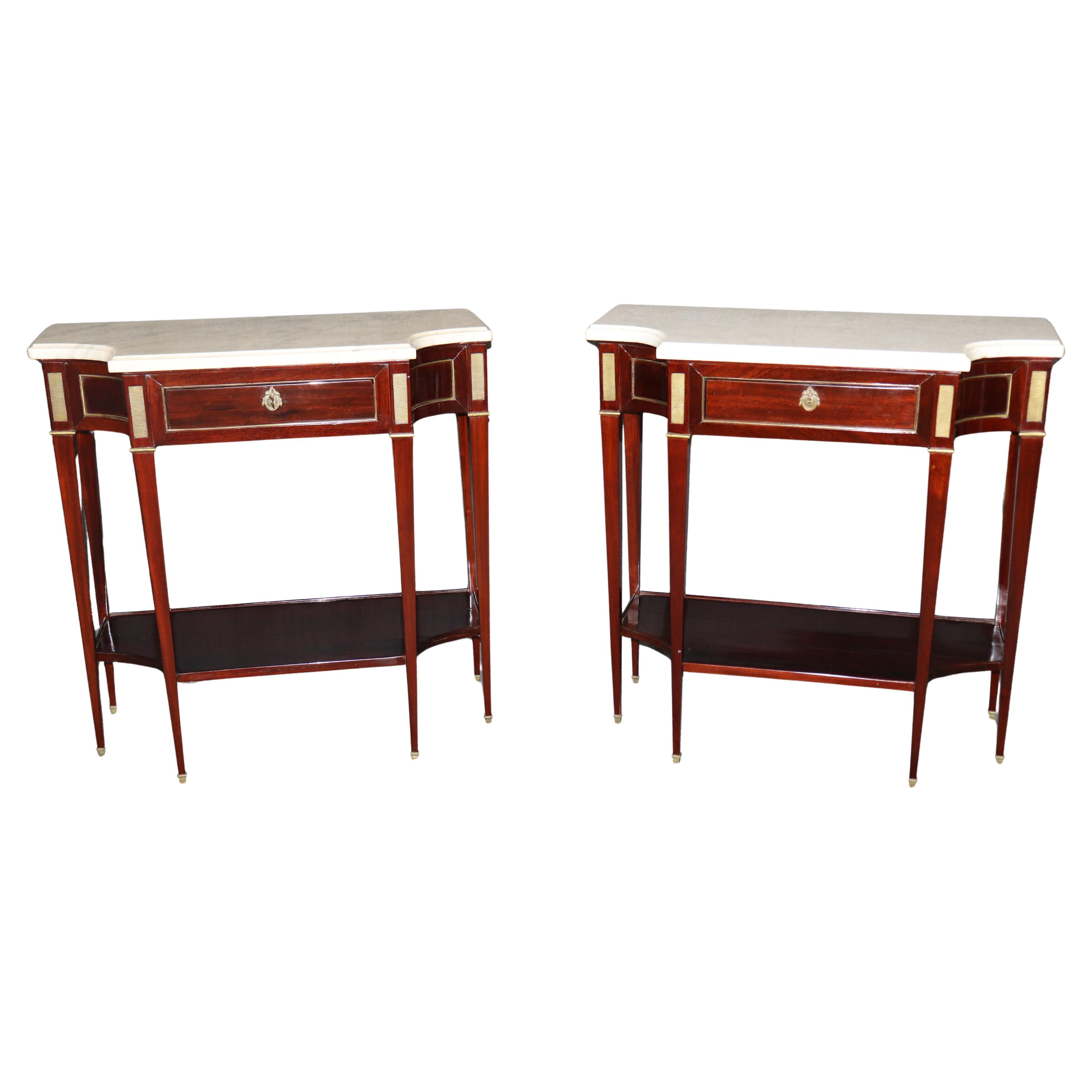 Rare paire de tables console en acajou avec dessus en marbre de Carrare attribuée à la Maison Jansen en vente