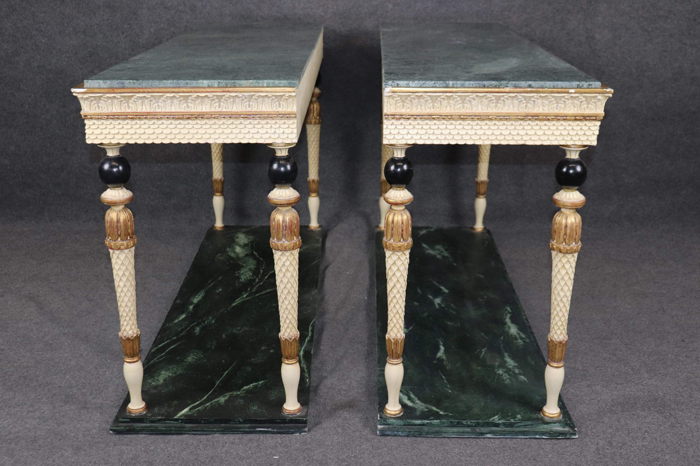 Raro par de consolas decoradas con mármol y pintura de imitación de mármol Manner Jansen en Bueno estado para la venta en Swedesboro, NJ