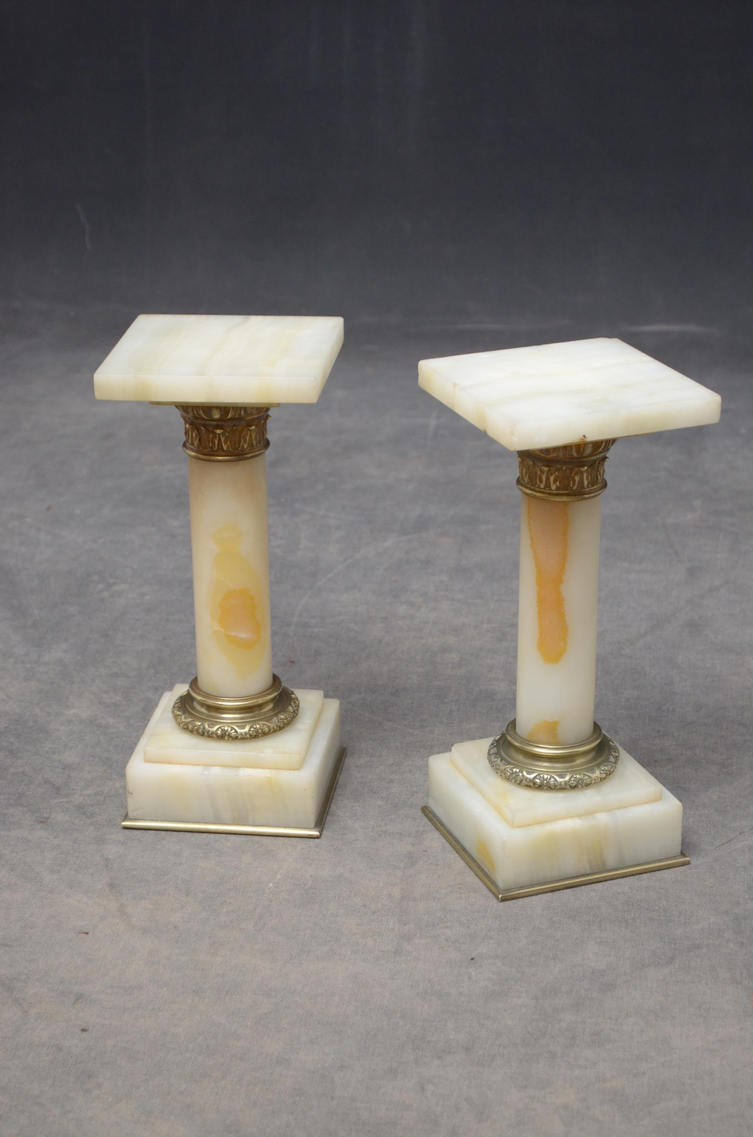 P081 Raro par de columnas antiguas de mármol blanco veteado, cada una con una plataforma cuadrada superior (una con un pequeño desconchón en la esquina), collar de latón, columnas veteadas terminadas en collar de latón y base veteada escalonada,