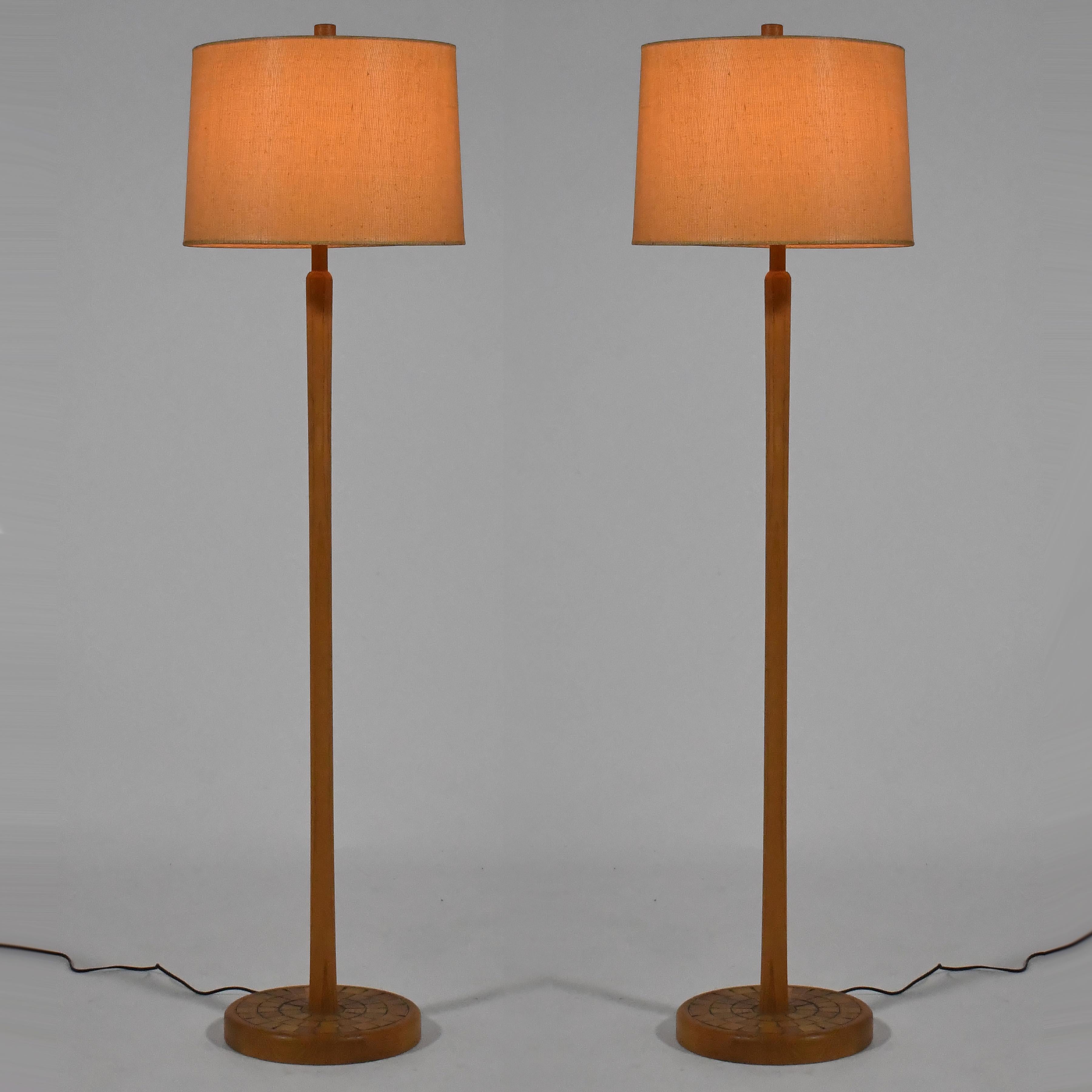 Mid-Century Modern Paire de lampadaires Martz rares en chêne avec carreaux de bois en vente