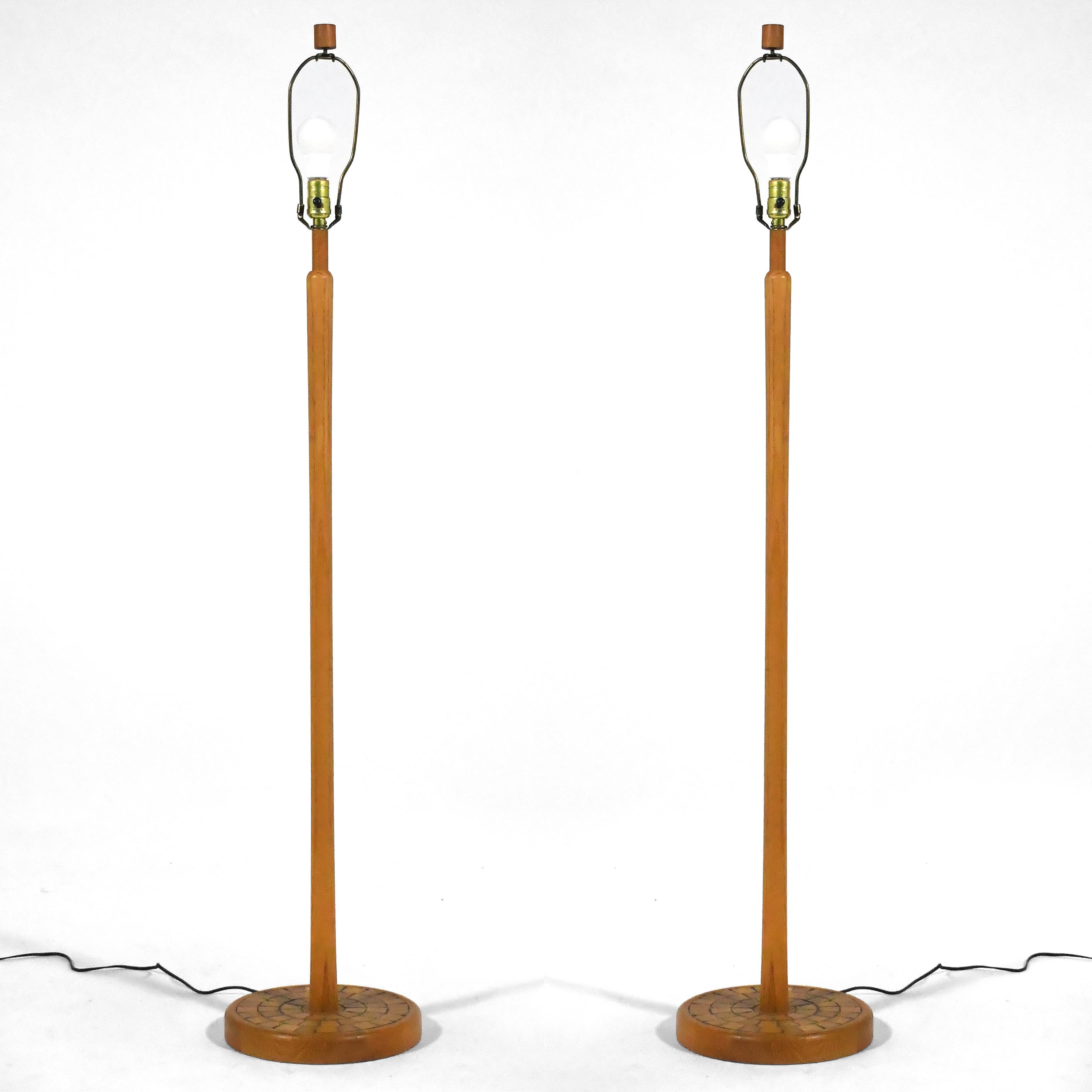 Paar seltene Martz Stehlampen aus Eiche mit Holzfliesen (amerikanisch) im Angebot