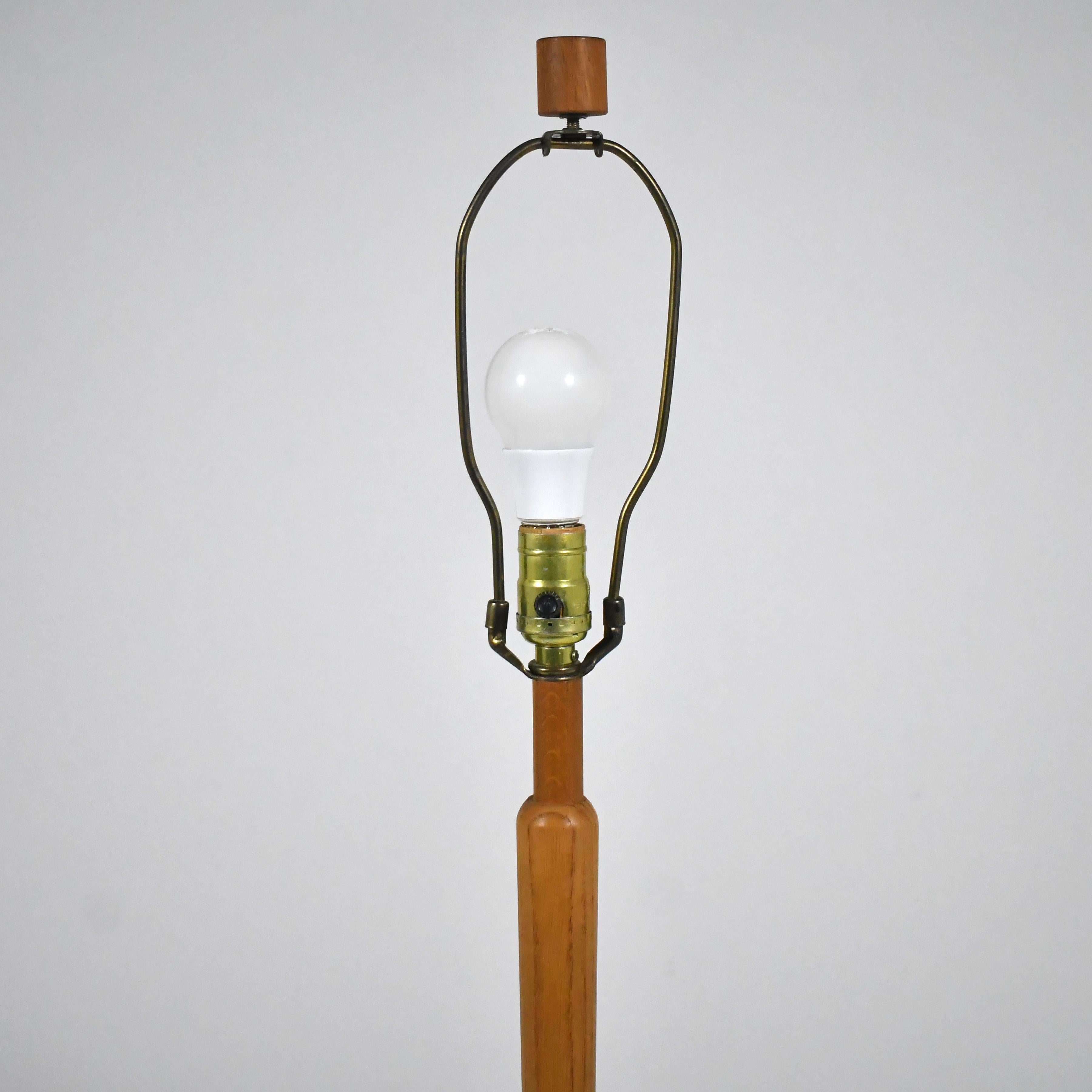 Paar seltene Martz Stehlampen aus Eiche mit Holzfliesen (Eichenholz) im Angebot