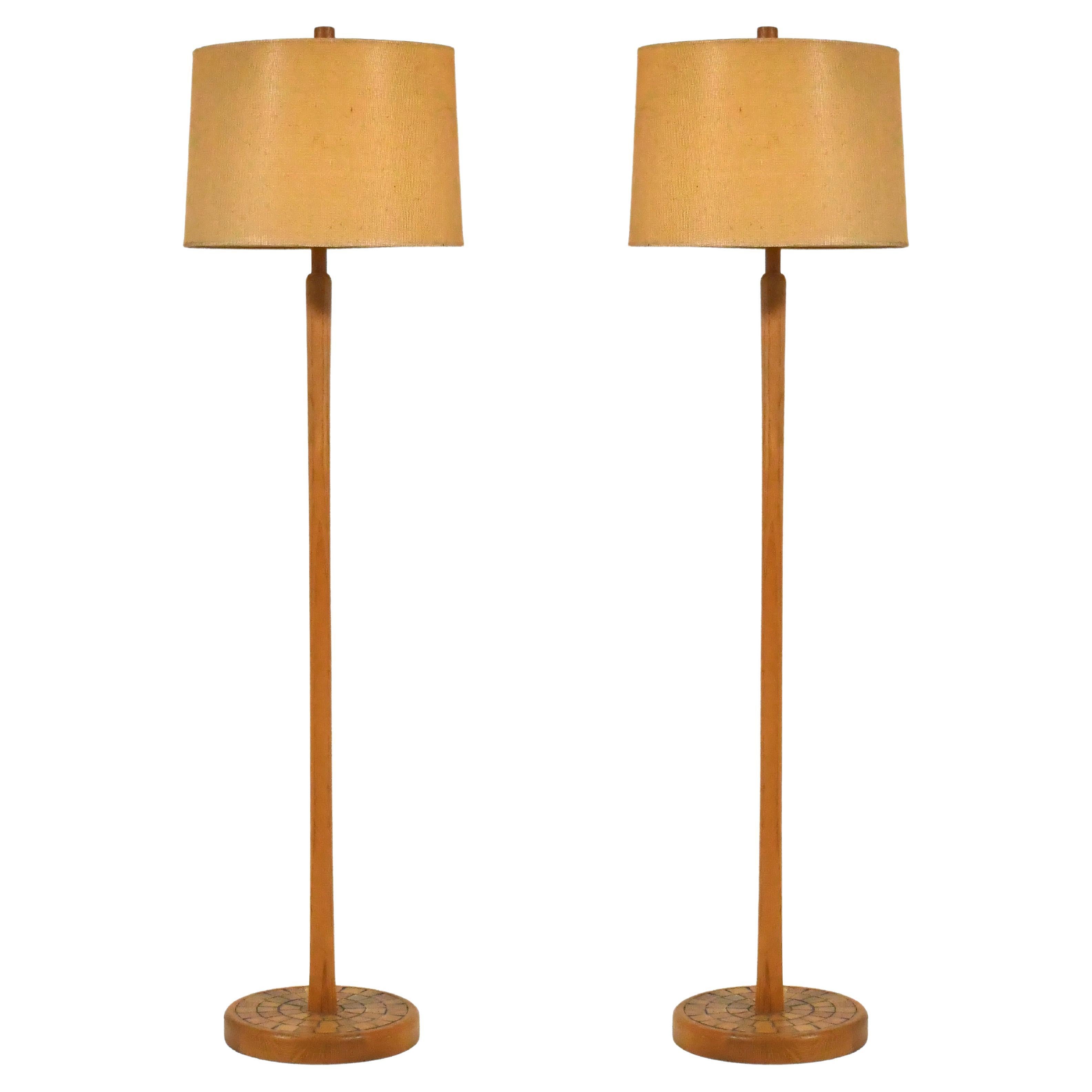 Paar seltene Martz Stehlampen aus Eiche mit Holzfliesen im Angebot