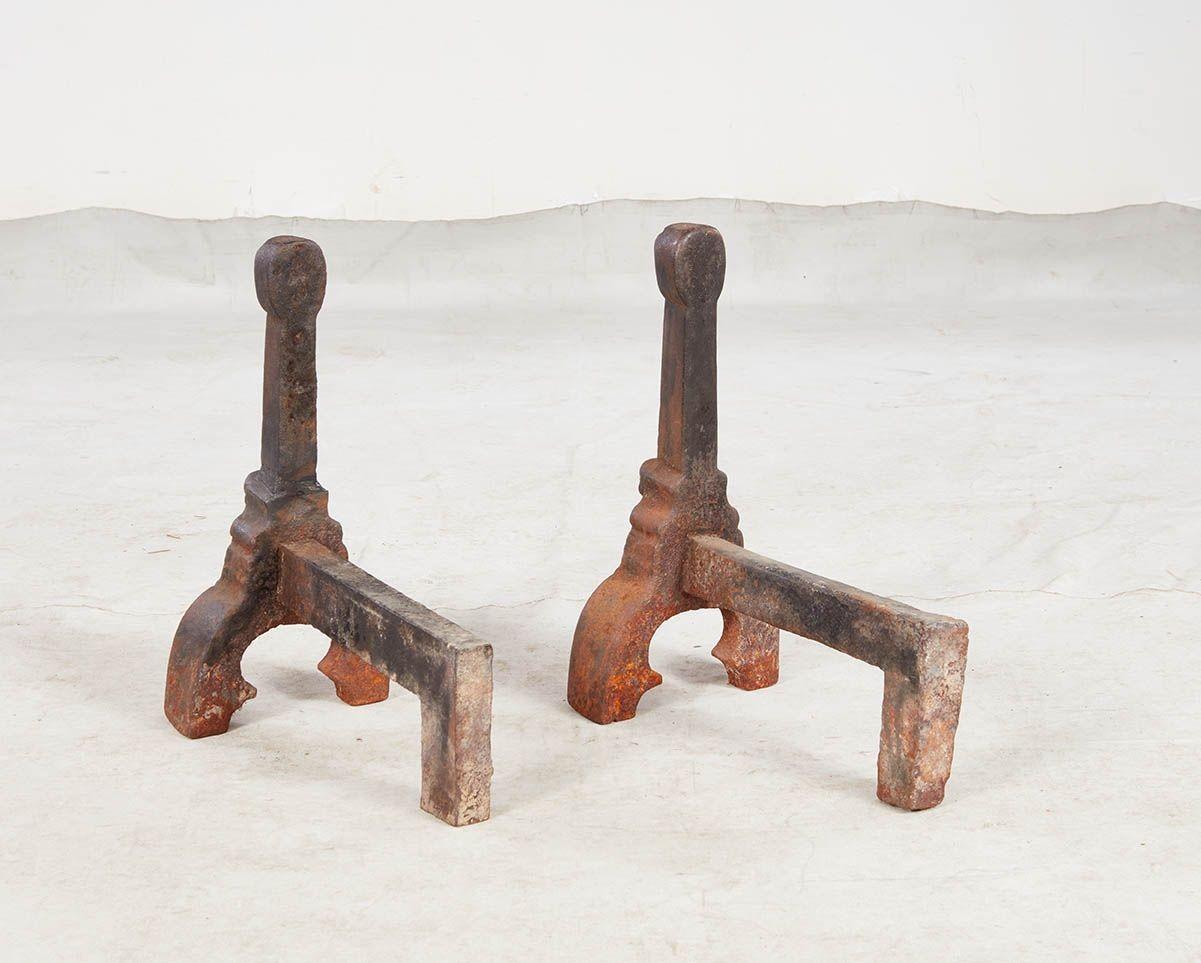 Seltenes Paar mittelalterlicher Sandguss-Andirons im Angebot 3