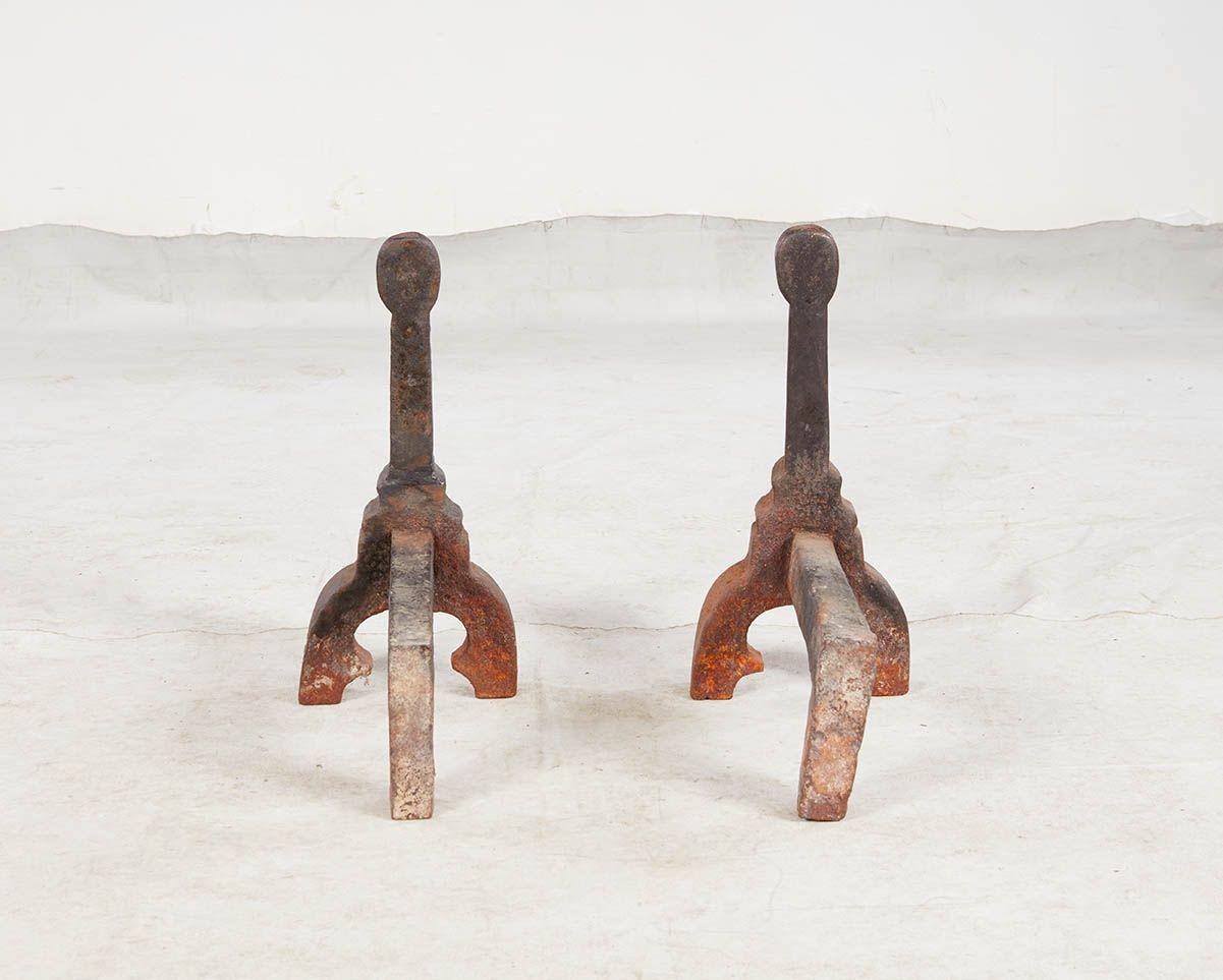Seltenes Paar mittelalterlicher Sandguss-Andirons im Angebot 4