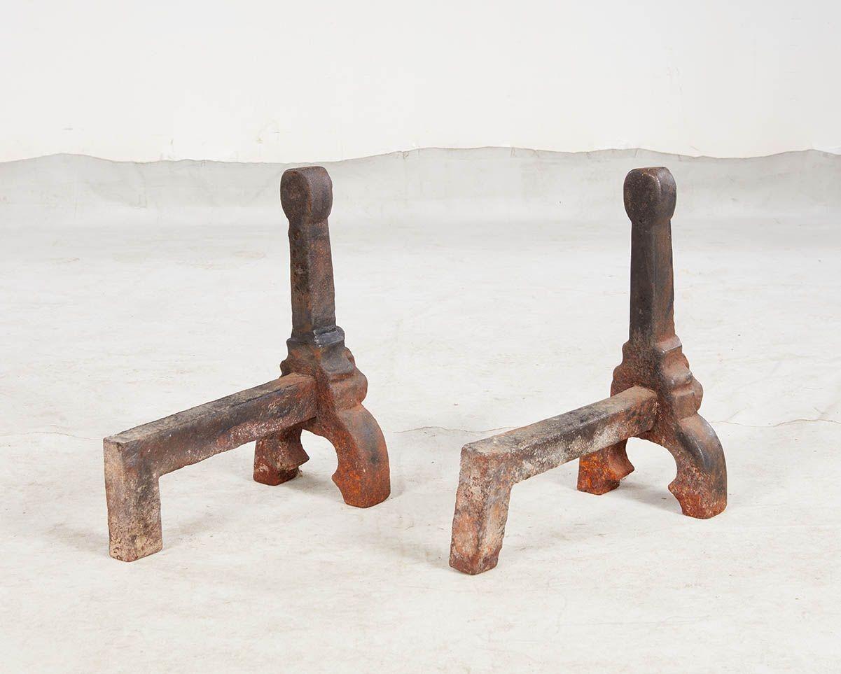 Seltenes Paar mittelalterlicher Sandguss-Andirons im Angebot 5