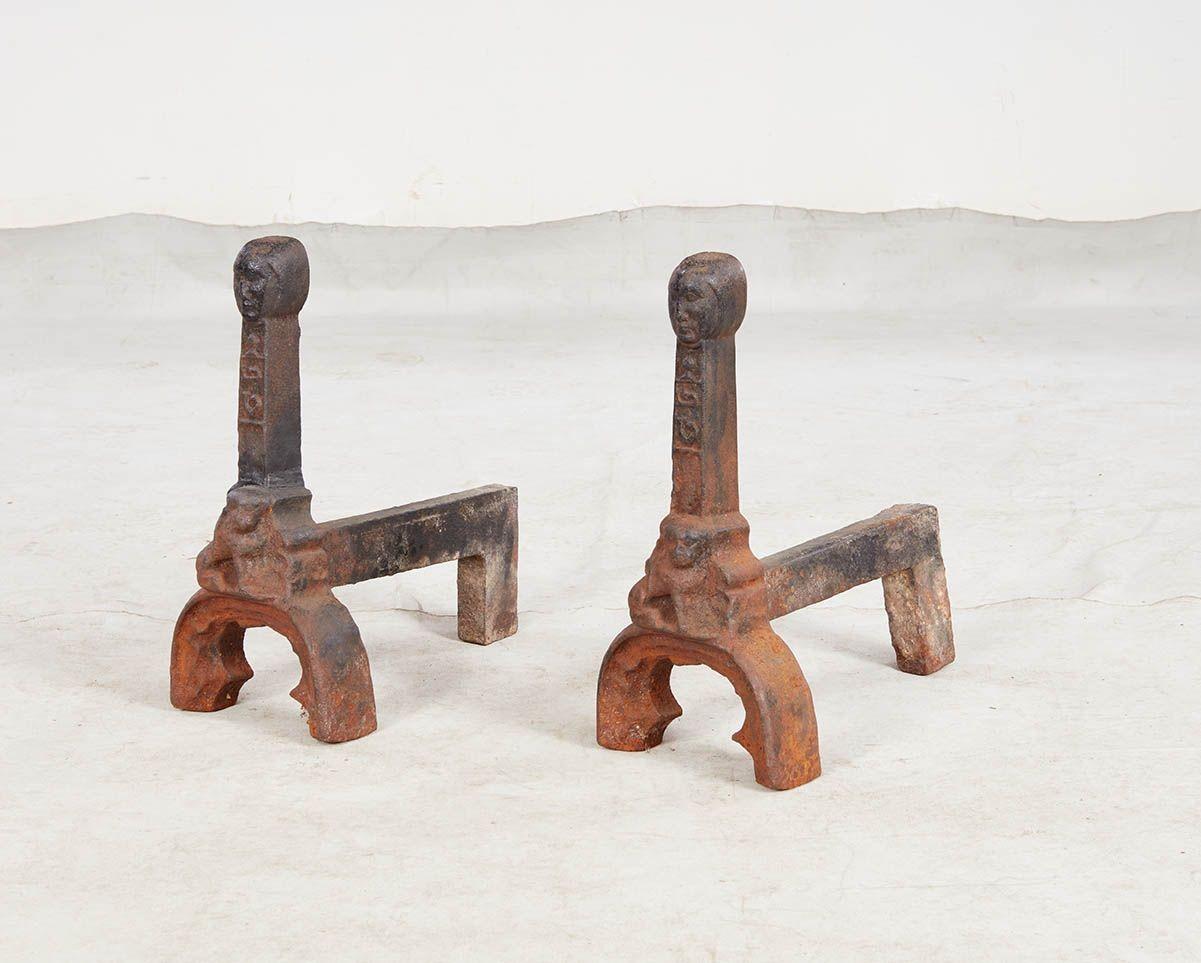 Seltenes Paar mittelalterlicher Sandguss-Andirons (Mittelalterlich) im Angebot