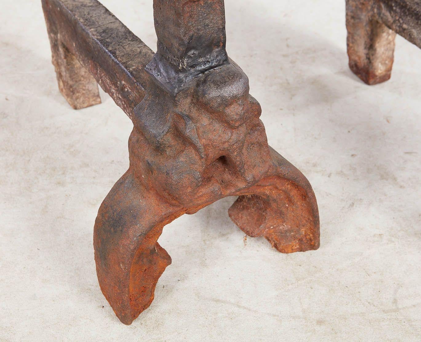 Seltenes Paar mittelalterlicher Sandguss-Andirons (18. Jahrhundert und früher) im Angebot